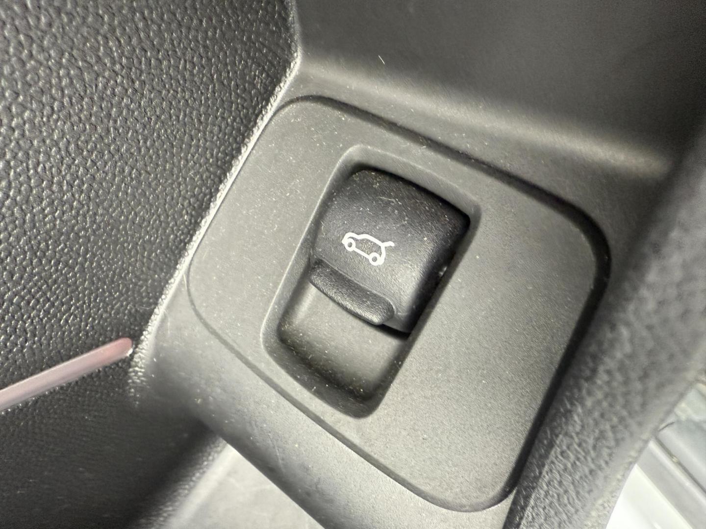 2018 White /Black Mini Countryman S ALL4 (WMZYT5C38J3) with an 2.0L I4 DOHC 16V TURBO engine, 6 Speed Manual transmission, located at 11115 Chardon Rd. , Chardon, OH, 44024, (440) 214-9705, 41.580246, -81.241943 - 2018 Mini Cooper S Countryman All4 – Turbocharged Thrills, Premium Features, and All-Weather Fun Experience driving excitement and standout style with this 2018 Mini Cooper S Countryman All4. Powered by a spirited 2.0L turbocharged I4 engine paired with an engaging 6-speed manual transmission, - Photo#34