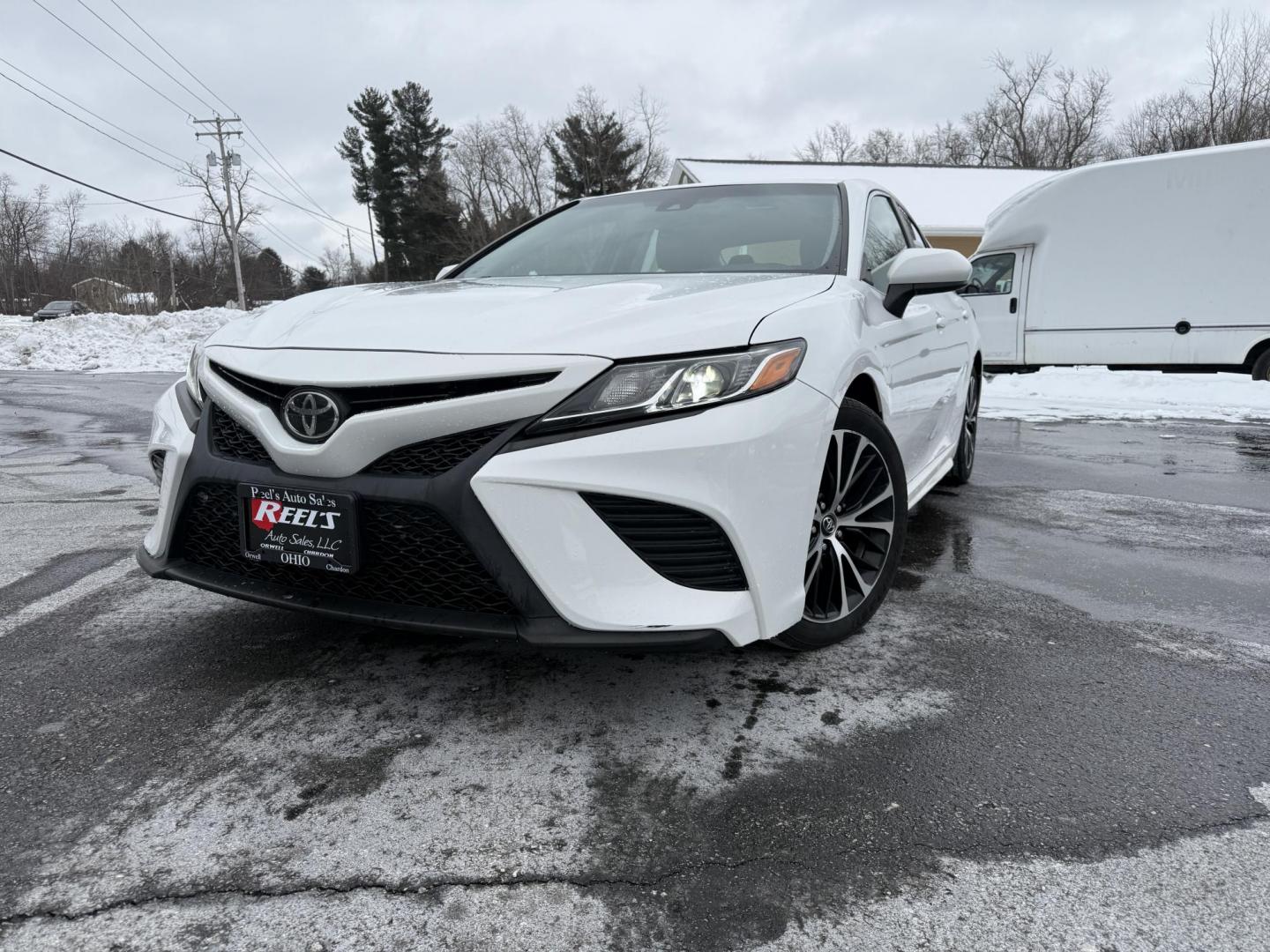 2018 Toyota Camry SE's photo