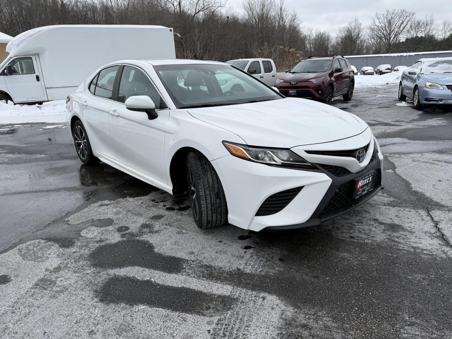 2018 White /Black Toyota Camry SE (4T1B11HK4JU) with an 2.5L I4 DOHC 16V engine, Automatic transmission, located at 11115 Chardon Rd. , Chardon, OH, 44024, (440) 214-9705, 41.580246, -81.241943 - 2018 Toyota Camry SE – Sporty Style, Impressive Efficiency, and Advanced Safety Elevate your daily drive with this 2018 Toyota Camry SE, where dynamic performance meets exceptional efficiency. Powered by a responsive 2.5L I4 engine and an 8-speed automatic transmission, this Camry delivers an i - Photo#2