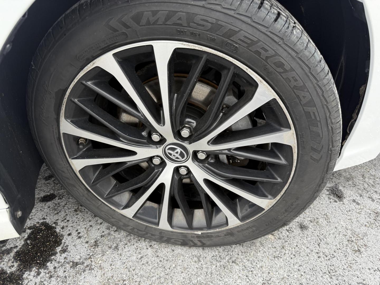 2018 White /Black Toyota Camry SE (4T1B11HK4JU) with an 2.5L I4 DOHC 16V engine, Automatic transmission, located at 11115 Chardon Rd. , Chardon, OH, 44024, (440) 214-9705, 41.580246, -81.241943 - 2018 Toyota Camry SE – Sporty Style, Impressive Efficiency, and Advanced Safety Elevate your daily drive with this 2018 Toyota Camry SE, where dynamic performance meets exceptional efficiency. Powered by a responsive 2.5L I4 engine and an 8-speed automatic transmission, this Camry delivers an i - Photo#4