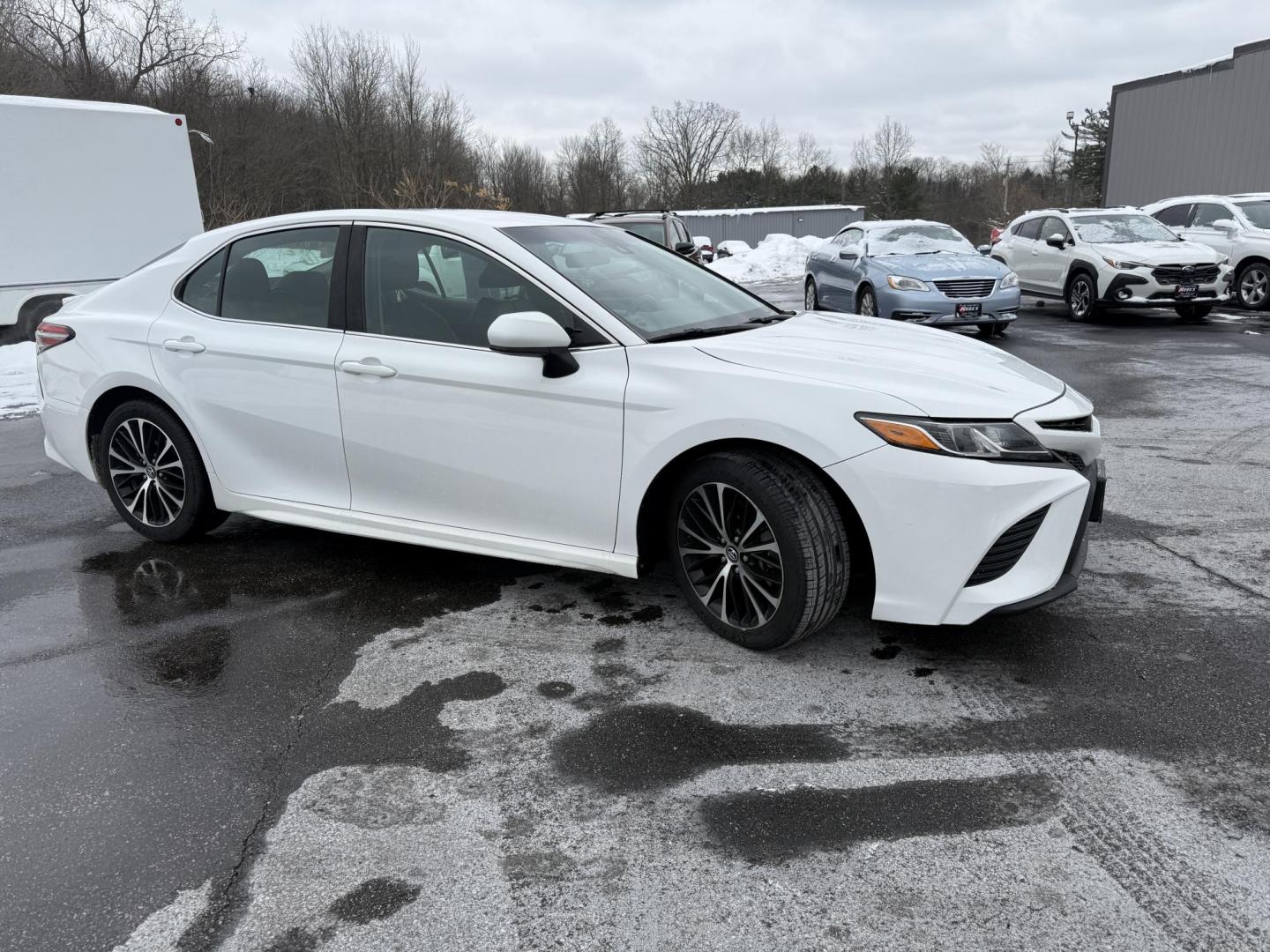 2018 White /Black Toyota Camry SE (4T1B11HK4JU) with an 2.5L I4 DOHC 16V engine, Automatic transmission, located at 11115 Chardon Rd. , Chardon, OH, 44024, (440) 214-9705, 41.580246, -81.241943 - 2018 Toyota Camry SE – Sporty Style, Impressive Efficiency, and Advanced Safety Elevate your daily drive with this 2018 Toyota Camry SE, where dynamic performance meets exceptional efficiency. Powered by a responsive 2.5L I4 engine and an 8-speed automatic transmission, this Camry delivers an i - Photo#14