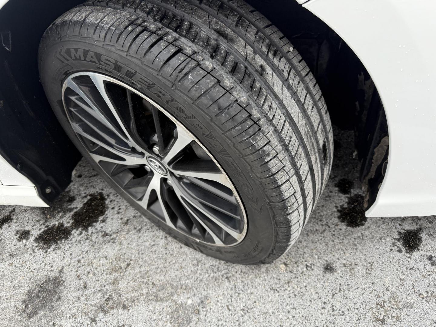 2018 White /Black Toyota Camry SE (4T1B11HK4JU) with an 2.5L I4 DOHC 16V engine, Automatic transmission, located at 11115 Chardon Rd. , Chardon, OH, 44024, (440) 214-9705, 41.580246, -81.241943 - 2018 Toyota Camry SE – Sporty Style, Impressive Efficiency, and Advanced Safety Elevate your daily drive with this 2018 Toyota Camry SE, where dynamic performance meets exceptional efficiency. Powered by a responsive 2.5L I4 engine and an 8-speed automatic transmission, this Camry delivers an i - Photo#3