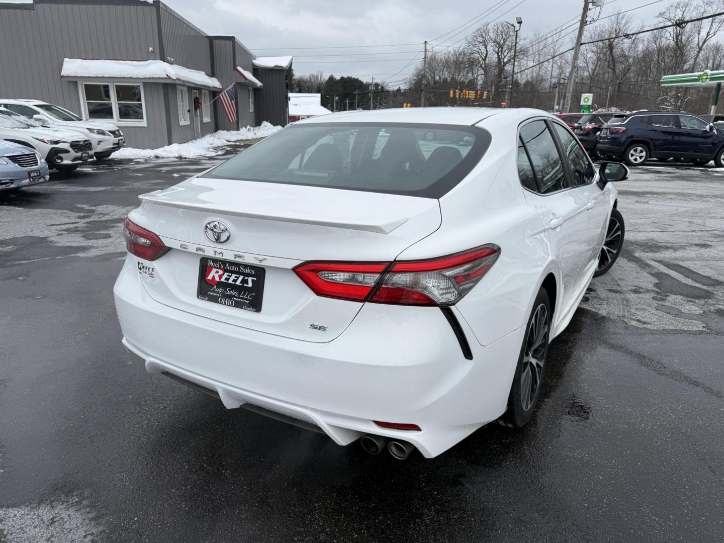 2018 White /Black Toyota Camry SE (4T1B11HK4JU) with an 2.5L I4 DOHC 16V engine, Automatic transmission, located at 11115 Chardon Rd. , Chardon, OH, 44024, (440) 214-9705, 41.580246, -81.241943 - 2018 Toyota Camry SE – Sporty Style, Impressive Efficiency, and Advanced Safety Elevate your daily drive with this 2018 Toyota Camry SE, where dynamic performance meets exceptional efficiency. Powered by a responsive 2.5L I4 engine and an 8-speed automatic transmission, this Camry delivers an i - Photo#17