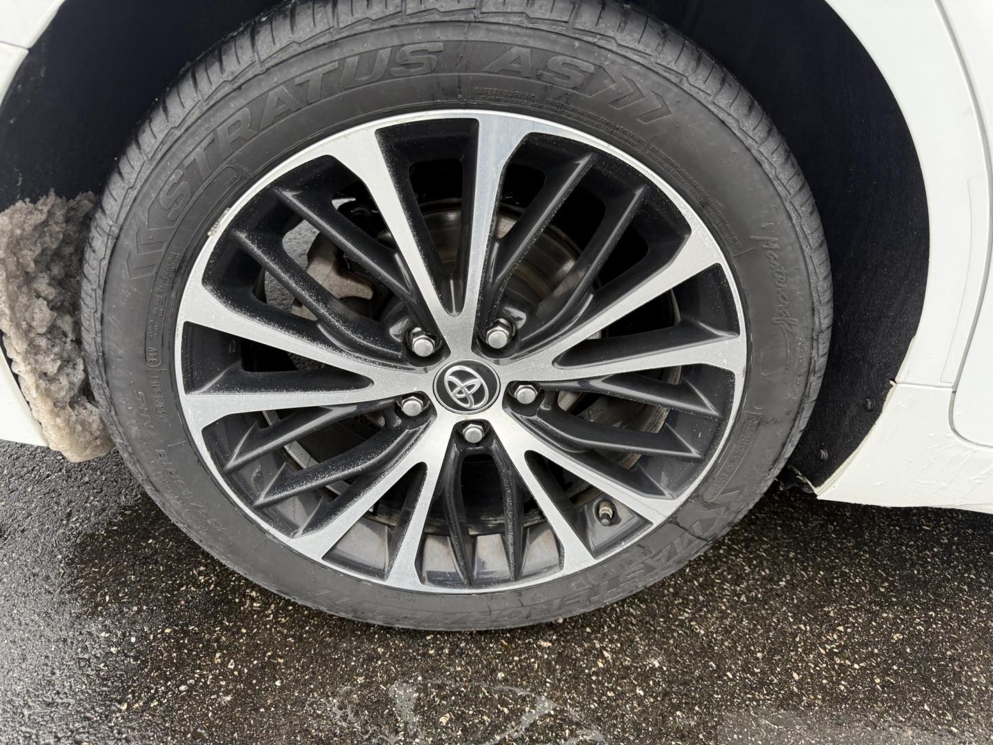 2018 White /Black Toyota Camry SE (4T1B11HK4JU) with an 2.5L I4 DOHC 16V engine, Automatic transmission, located at 11115 Chardon Rd. , Chardon, OH, 44024, (440) 214-9705, 41.580246, -81.241943 - 2018 Toyota Camry SE – Sporty Style, Impressive Efficiency, and Advanced Safety Elevate your daily drive with this 2018 Toyota Camry SE, where dynamic performance meets exceptional efficiency. Powered by a responsive 2.5L I4 engine and an 8-speed automatic transmission, this Camry delivers an i - Photo#16