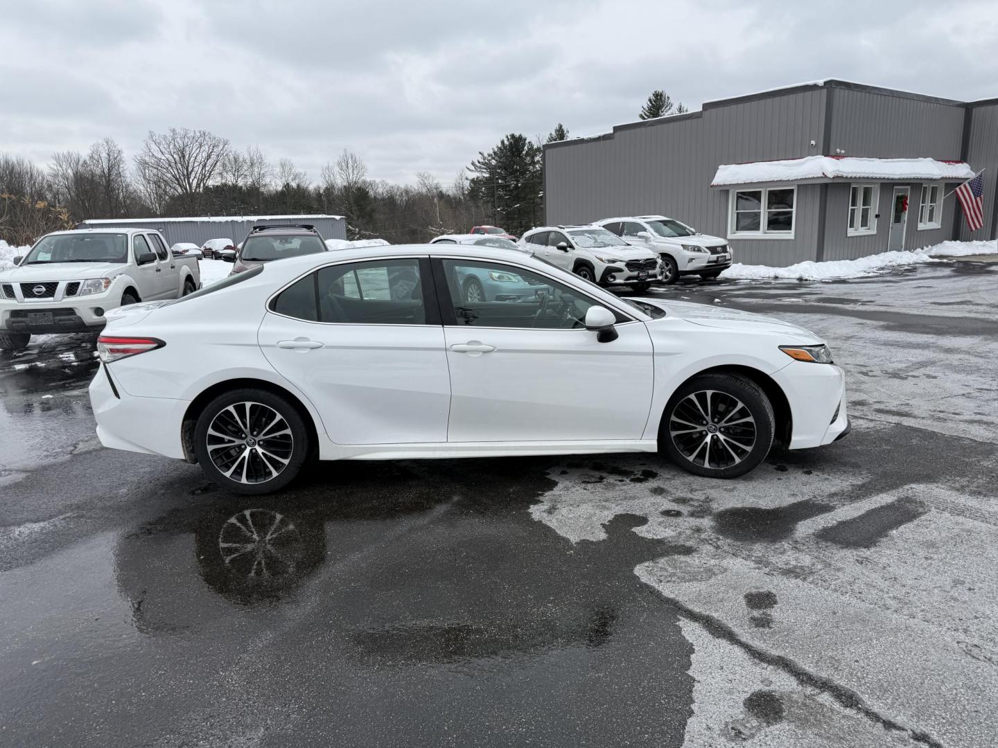 2018 White /Black Toyota Camry SE (4T1B11HK4JU) with an 2.5L I4 DOHC 16V engine, Automatic transmission, located at 11115 Chardon Rd. , Chardon, OH, 44024, (440) 214-9705, 41.580246, -81.241943 - 2018 Toyota Camry SE – Sporty Style, Impressive Efficiency, and Advanced Safety Elevate your daily drive with this 2018 Toyota Camry SE, where dynamic performance meets exceptional efficiency. Powered by a responsive 2.5L I4 engine and an 8-speed automatic transmission, this Camry delivers an i - Photo#15