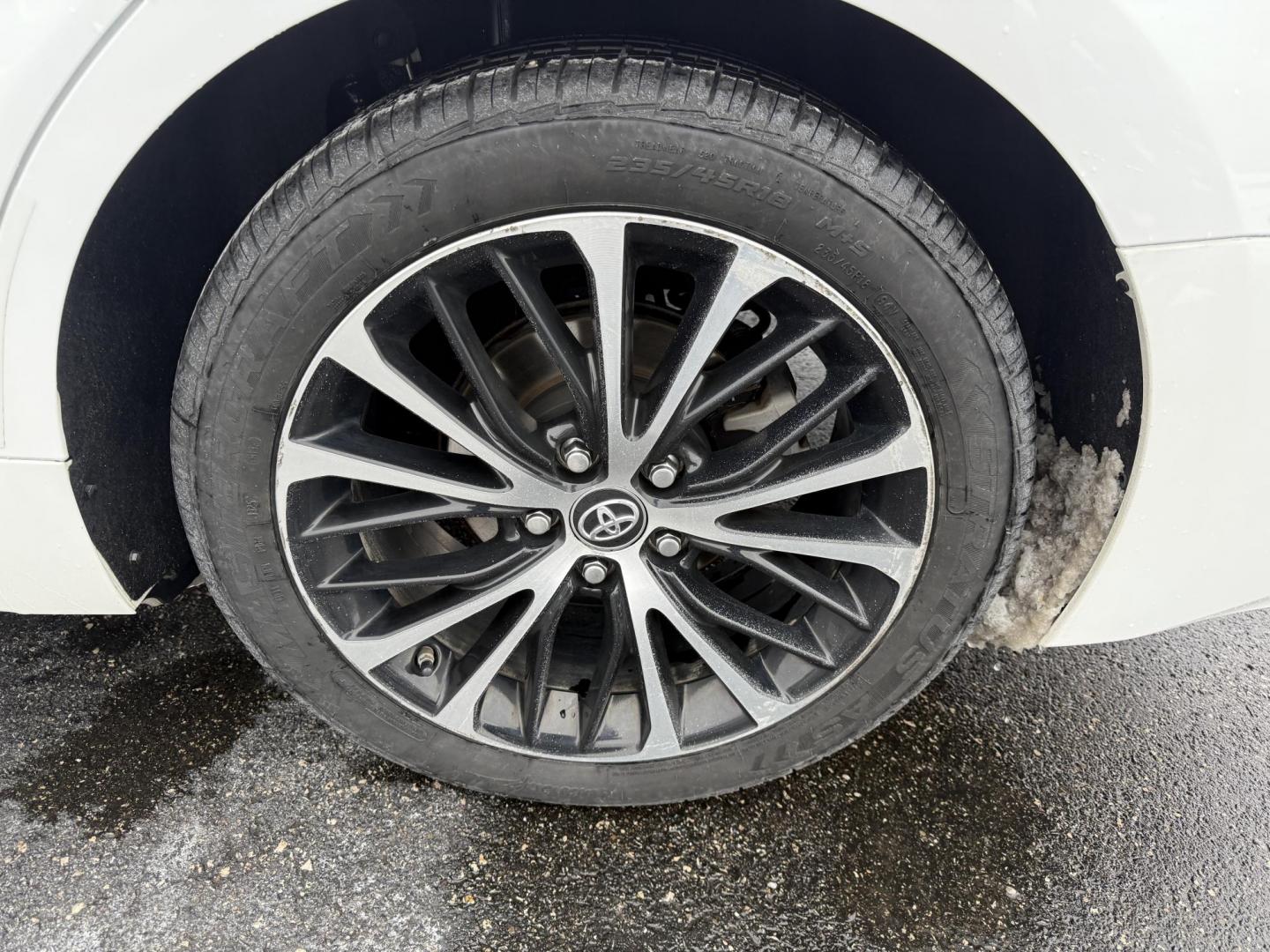 2018 White /Black Toyota Camry SE (4T1B11HK4JU) with an 2.5L I4 DOHC 16V engine, Automatic transmission, located at 11115 Chardon Rd. , Chardon, OH, 44024, (440) 214-9705, 41.580246, -81.241943 - 2018 Toyota Camry SE – Sporty Style, Impressive Efficiency, and Advanced Safety Elevate your daily drive with this 2018 Toyota Camry SE, where dynamic performance meets exceptional efficiency. Powered by a responsive 2.5L I4 engine and an 8-speed automatic transmission, this Camry delivers an i - Photo#21