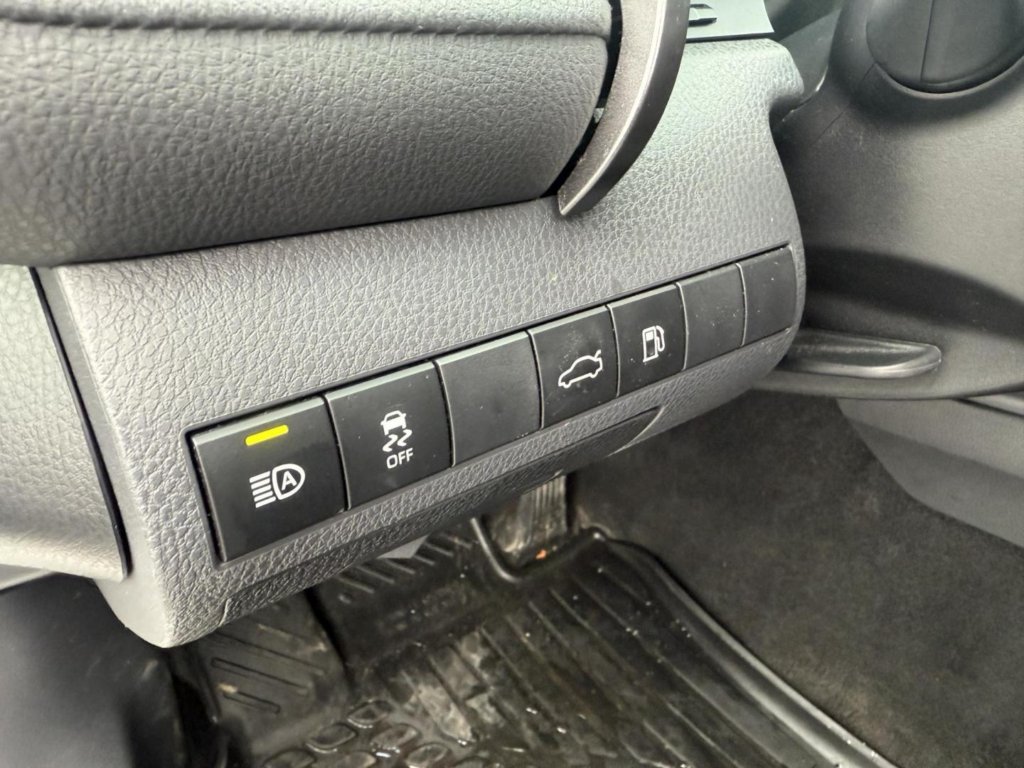 2018 White /Black Toyota Camry SE (4T1B11HK4JU) with an 2.5L I4 DOHC 16V engine, Automatic transmission, located at 11115 Chardon Rd. , Chardon, OH, 44024, (440) 214-9705, 41.580246, -81.241943 - 2018 Toyota Camry SE – Sporty Style, Impressive Efficiency, and Advanced Safety Elevate your daily drive with this 2018 Toyota Camry SE, where dynamic performance meets exceptional efficiency. Powered by a responsive 2.5L I4 engine and an 8-speed automatic transmission, this Camry delivers an i - Photo#7