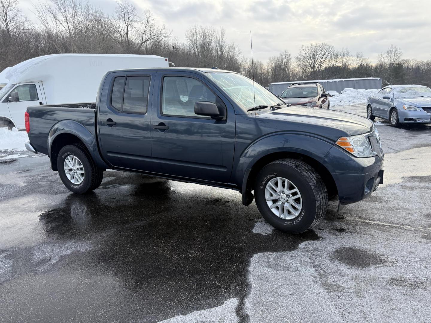 2015 Blue /Gray Nissan Frontier SV Crew Cab 5AT 4WD (1N6AD0EV1FN) with an 4.0L V6 DOHC 24V engine, Automatic transmission, located at 11115 Chardon Rd. , Chardon, OH, 44024, (440) 214-9705, 41.580246, -81.241943 - One Owner ---- 2015 Nissan Frontier SV Crew Cab 4WD – Rugged Durability, Smart Features, and Trusted Capability Tackle every job and adventure with confidence in this 2015 Nissan Frontier SV Crew Cab 4WD. Powered by a robust 4.0L V6 engine and a smooth 5-speed automatic transmission, this truck - Photo#3
