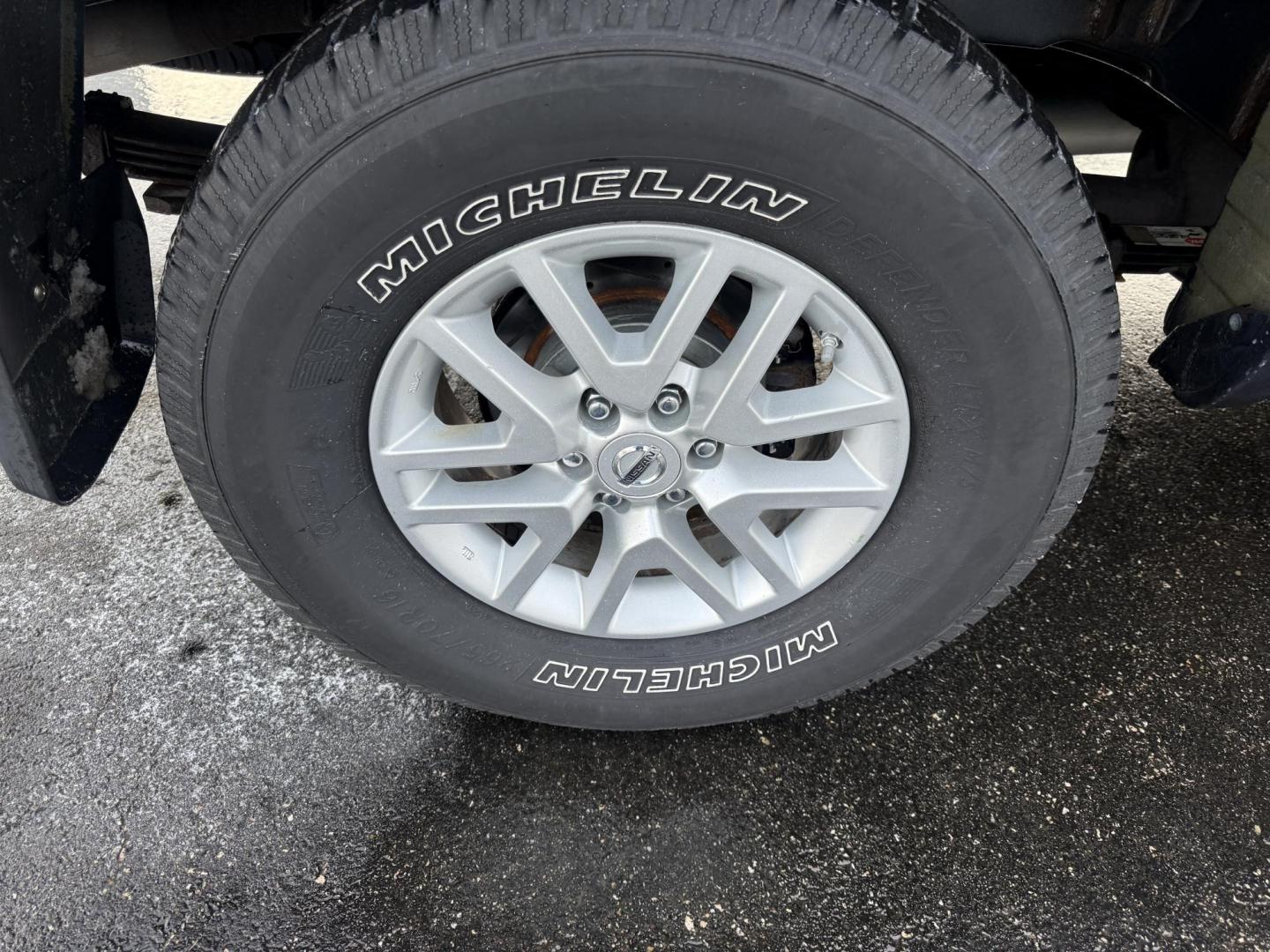 2015 Blue /Gray Nissan Frontier SV Crew Cab 5AT 4WD (1N6AD0EV1FN) with an 4.0L V6 DOHC 24V engine, Automatic transmission, located at 11115 Chardon Rd. , Chardon, OH, 44024, (440) 214-9705, 41.580246, -81.241943 - One Owner ---- 2015 Nissan Frontier SV Crew Cab 4WD – Rugged Durability, Smart Features, and Trusted Capability Tackle every job and adventure with confidence in this 2015 Nissan Frontier SV Crew Cab 4WD. Powered by a robust 4.0L V6 engine and a smooth 5-speed automatic transmission, this truck - Photo#17