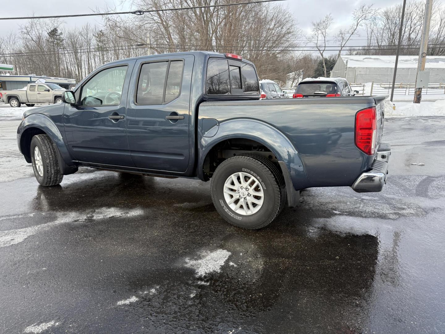 2015 Blue /Gray Nissan Frontier SV Crew Cab 5AT 4WD (1N6AD0EV1FN) with an 4.0L V6 DOHC 24V engine, Automatic transmission, located at 11115 Chardon Rd. , Chardon, OH, 44024, (440) 214-9705, 41.580246, -81.241943 - One Owner ---- 2015 Nissan Frontier SV Crew Cab 4WD – Rugged Durability, Smart Features, and Trusted Capability Tackle every job and adventure with confidence in this 2015 Nissan Frontier SV Crew Cab 4WD. Powered by a robust 4.0L V6 engine and a smooth 5-speed automatic transmission, this truck - Photo#21