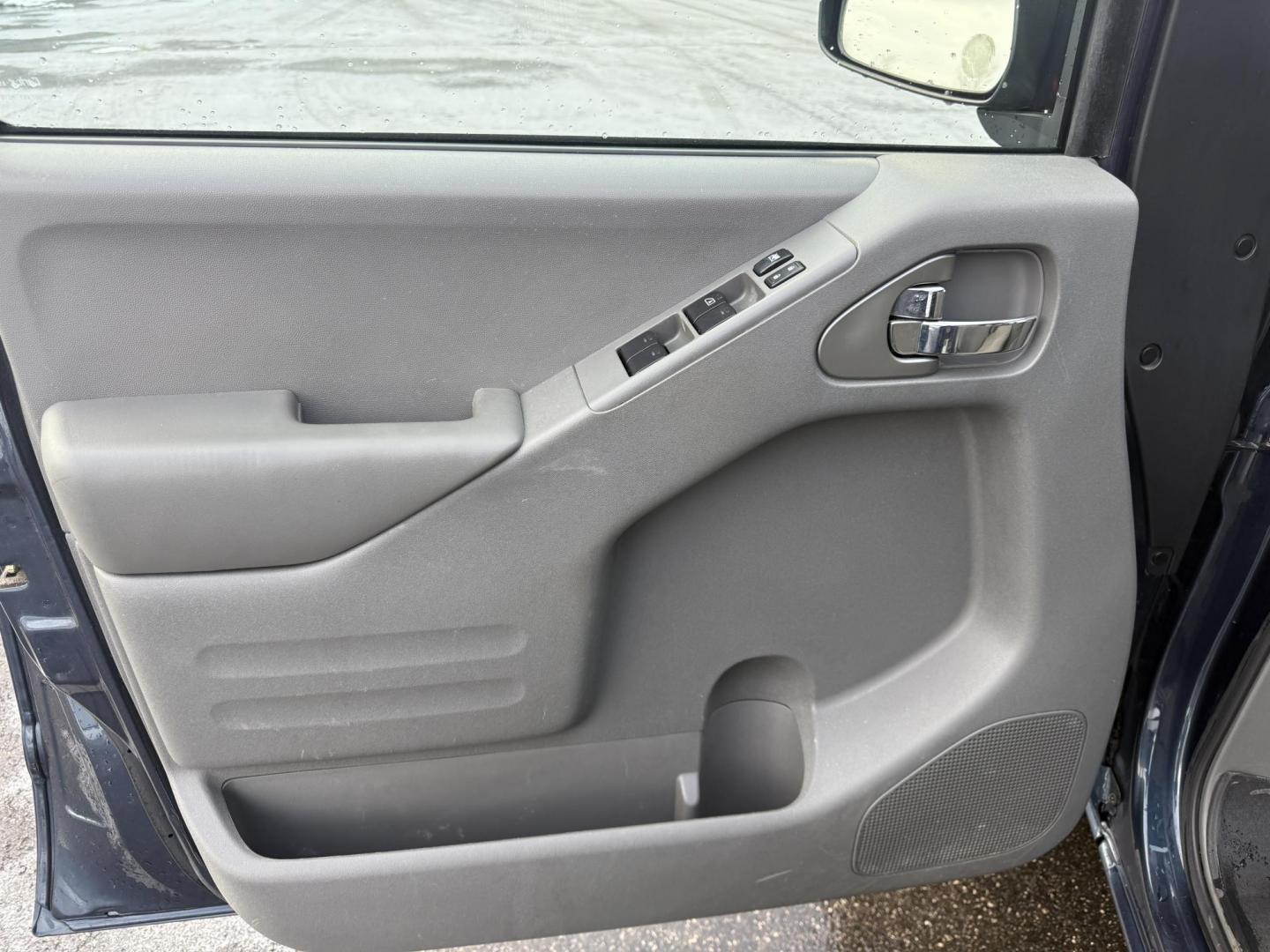 2015 Blue /Gray Nissan Frontier SV Crew Cab 5AT 4WD (1N6AD0EV1FN) with an 4.0L V6 DOHC 24V engine, Automatic transmission, located at 11115 Chardon Rd. , Chardon, OH, 44024, (440) 214-9705, 41.580246, -81.241943 - One Owner ---- 2015 Nissan Frontier SV Crew Cab 4WD – Rugged Durability, Smart Features, and Trusted Capability Tackle every job and adventure with confidence in this 2015 Nissan Frontier SV Crew Cab 4WD. Powered by a robust 4.0L V6 engine and a smooth 5-speed automatic transmission, this truck - Photo#26