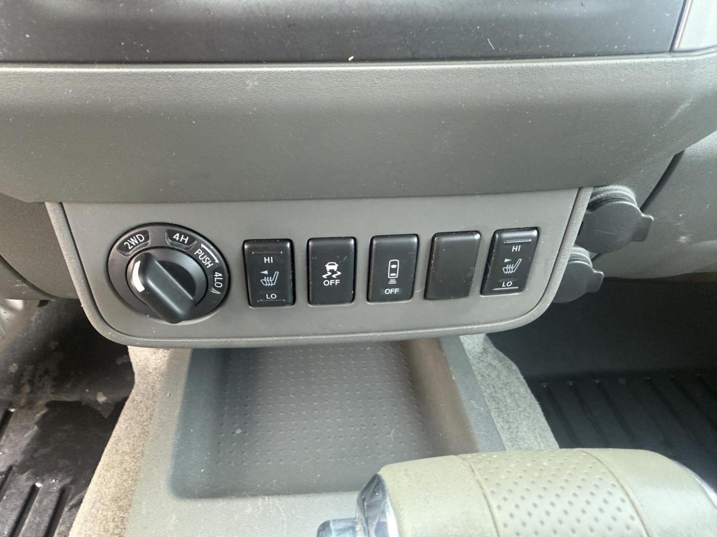 2015 Blue /Gray Nissan Frontier SV Crew Cab 5AT 4WD (1N6AD0EV1FN) with an 4.0L V6 DOHC 24V engine, Automatic transmission, located at 11115 Chardon Rd. , Chardon, OH, 44024, (440) 214-9705, 41.580246, -81.241943 - One Owner ---- 2015 Nissan Frontier SV Crew Cab 4WD – Rugged Durability, Smart Features, and Trusted Capability Tackle every job and adventure with confidence in this 2015 Nissan Frontier SV Crew Cab 4WD. Powered by a robust 4.0L V6 engine and a smooth 5-speed automatic transmission, this truck - Photo#13