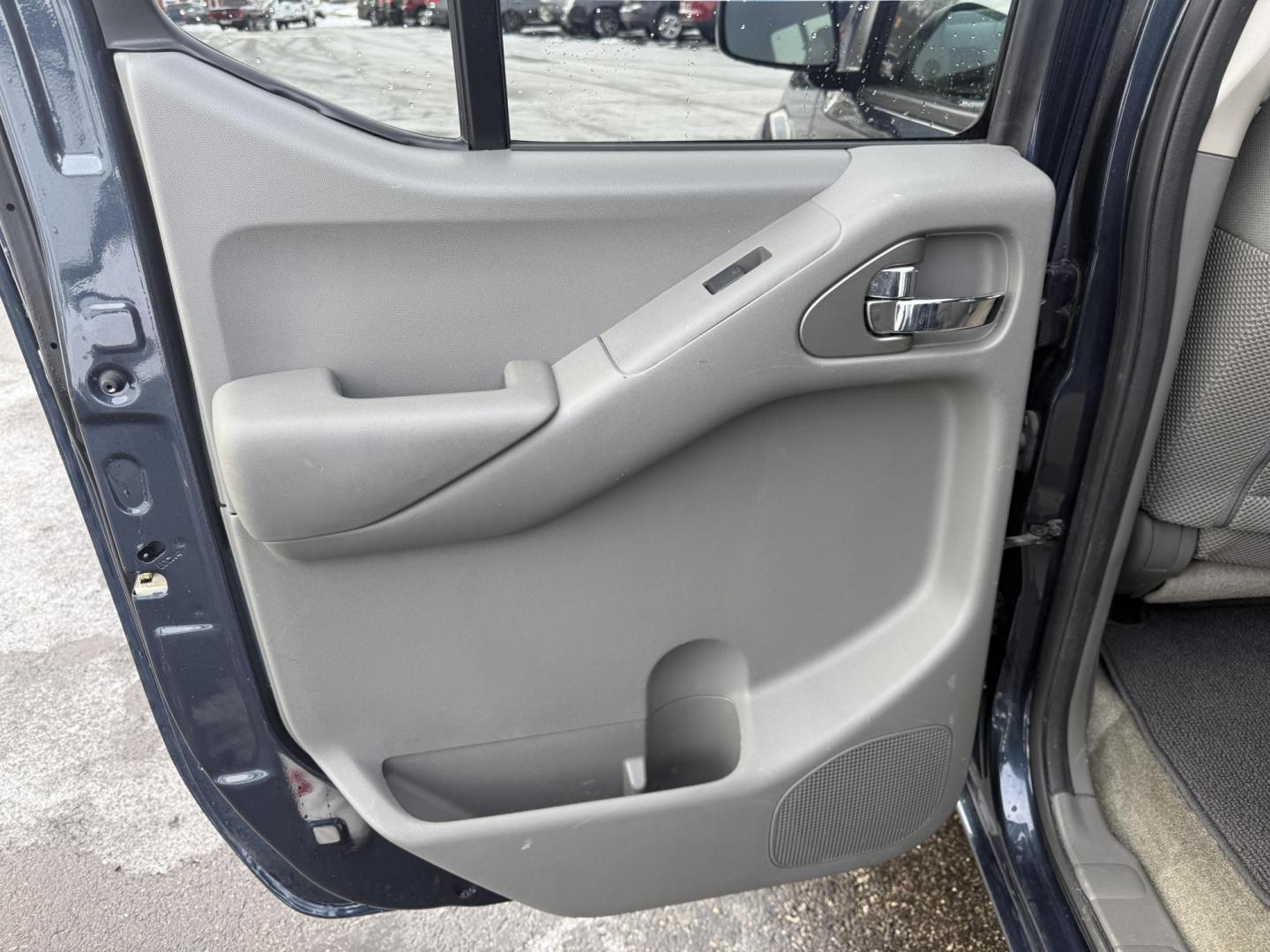 2015 Blue /Gray Nissan Frontier SV Crew Cab 5AT 4WD (1N6AD0EV1FN) with an 4.0L V6 DOHC 24V engine, Automatic transmission, located at 11115 Chardon Rd. , Chardon, OH, 44024, (440) 214-9705, 41.580246, -81.241943 - One Owner ---- 2015 Nissan Frontier SV Crew Cab 4WD – Rugged Durability, Smart Features, and Trusted Capability Tackle every job and adventure with confidence in this 2015 Nissan Frontier SV Crew Cab 4WD. Powered by a robust 4.0L V6 engine and a smooth 5-speed automatic transmission, this truck - Photo#34