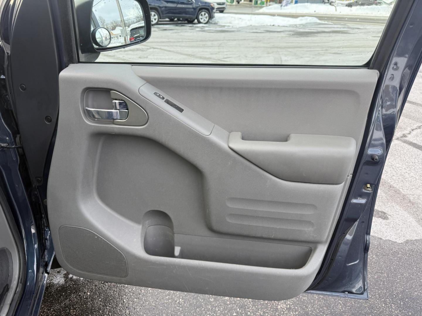 2015 Blue /Gray Nissan Frontier SV Crew Cab 5AT 4WD (1N6AD0EV1FN) with an 4.0L V6 DOHC 24V engine, Automatic transmission, located at 11115 Chardon Rd. , Chardon, OH, 44024, (440) 214-9705, 41.580246, -81.241943 - One Owner ---- 2015 Nissan Frontier SV Crew Cab 4WD – Rugged Durability, Smart Features, and Trusted Capability Tackle every job and adventure with confidence in this 2015 Nissan Frontier SV Crew Cab 4WD. Powered by a robust 4.0L V6 engine and a smooth 5-speed automatic transmission, this truck - Photo#41