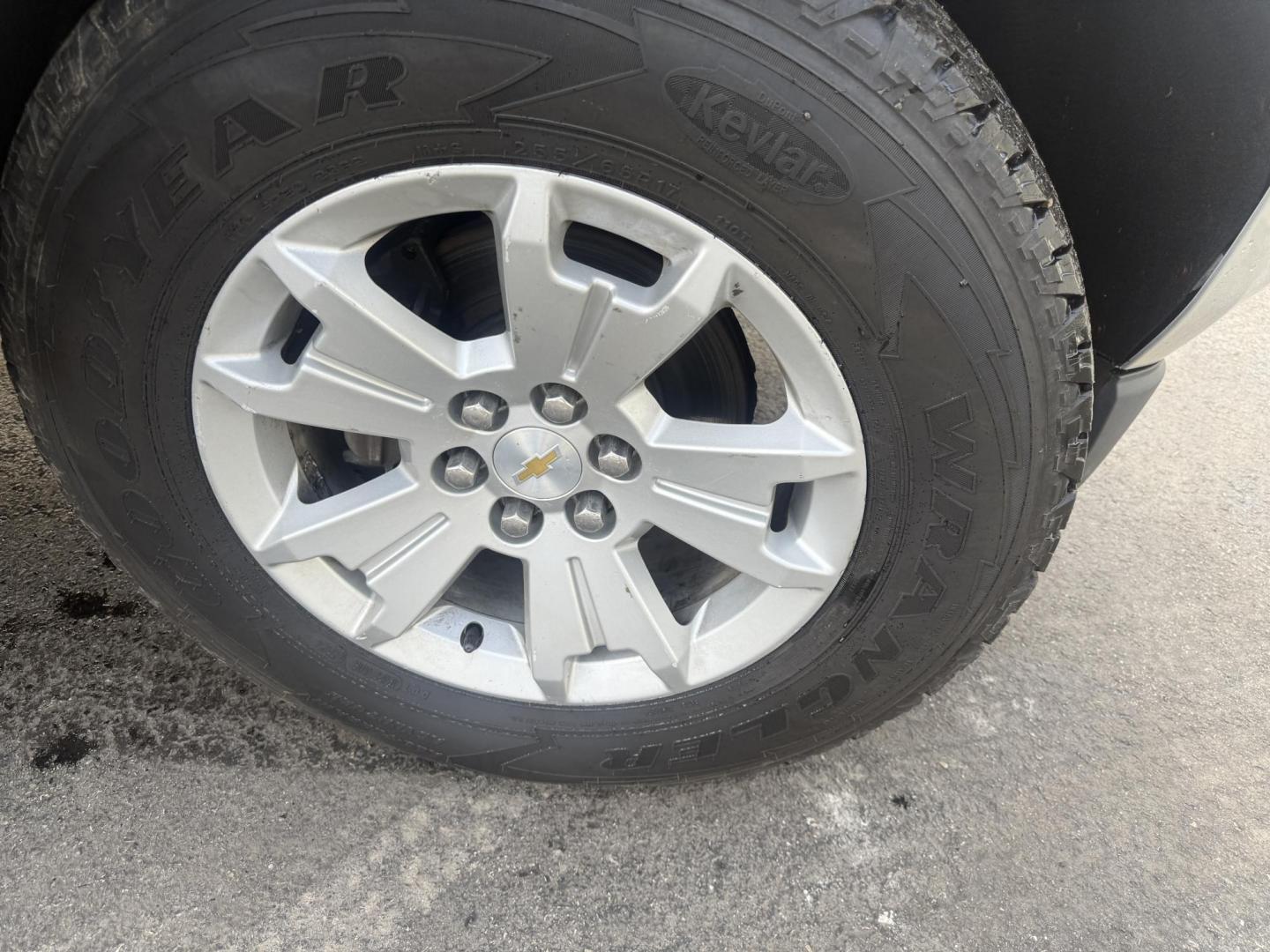 2015 Silver /Gray Chevrolet Colorado LT Crew Cab 4WD Short Box (1GCGTBE31F1) with an 3.6L V6 DOHC 24V GAS engine, Automatic transmission, located at 547 E. Main St., Orwell, OH, 44076, (440) 437-5893, 41.535435, -80.847855 - 2015 Chevrolet Colorado LT Crew Cab 4WD – Powerful Capability, Modern Comfort, and Impressive Efficiency Take on any challenge with confidence in this 2015 Chevrolet Colorado LT Crew Cab 4WD. Equipped with a robust 3.6L V6 engine and a smooth 6-speed automatic transmission, this Colorado delive - Photo#4