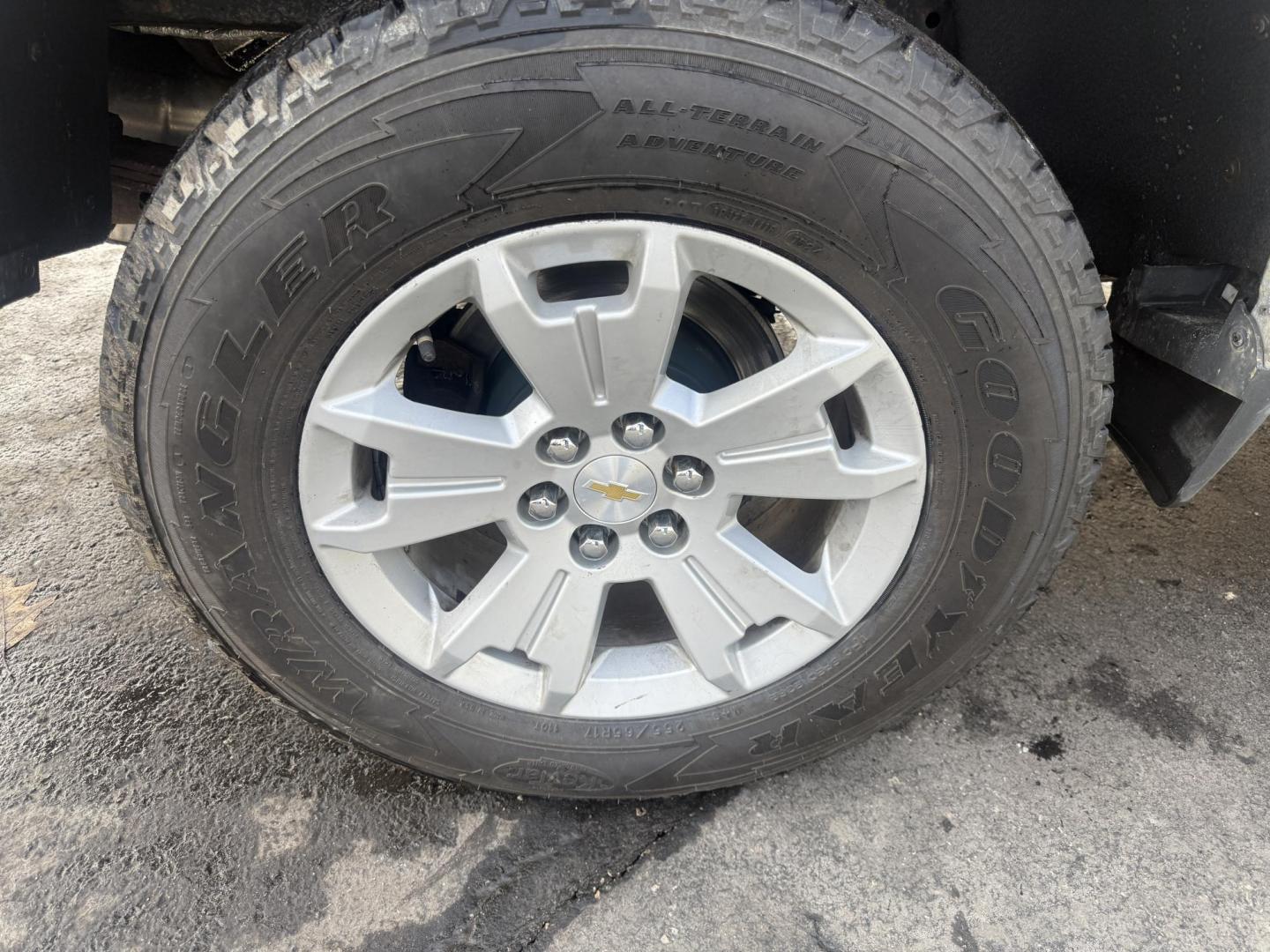 2015 Silver /Gray Chevrolet Colorado LT Crew Cab 4WD Short Box (1GCGTBE31F1) with an 3.6L V6 DOHC 24V GAS engine, Automatic transmission, located at 547 E. Main St., Orwell, OH, 44076, (440) 437-5893, 41.535435, -80.847855 - 2015 Chevrolet Colorado LT Crew Cab 4WD – Powerful Capability, Modern Comfort, and Impressive Efficiency Take on any challenge with confidence in this 2015 Chevrolet Colorado LT Crew Cab 4WD. Equipped with a robust 3.6L V6 engine and a smooth 6-speed automatic transmission, this Colorado delive - Photo#18