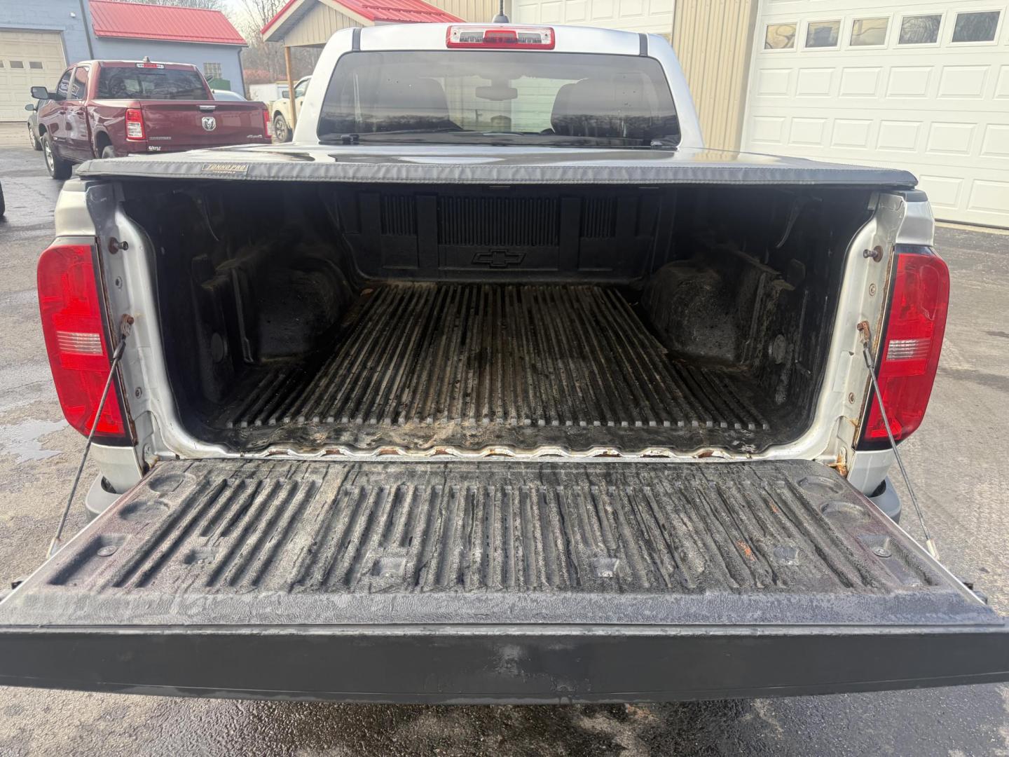 2015 Silver /Gray Chevrolet Colorado LT Crew Cab 4WD Short Box (1GCGTBE31F1) with an 3.6L V6 DOHC 24V GAS engine, Automatic transmission, located at 547 E. Main St., Orwell, OH, 44076, (440) 437-5893, 41.535435, -80.847855 - 2015 Chevrolet Colorado LT Crew Cab 4WD – Powerful Capability, Modern Comfort, and Impressive Efficiency Take on any challenge with confidence in this 2015 Chevrolet Colorado LT Crew Cab 4WD. Equipped with a robust 3.6L V6 engine and a smooth 6-speed automatic transmission, this Colorado delive - Photo#6