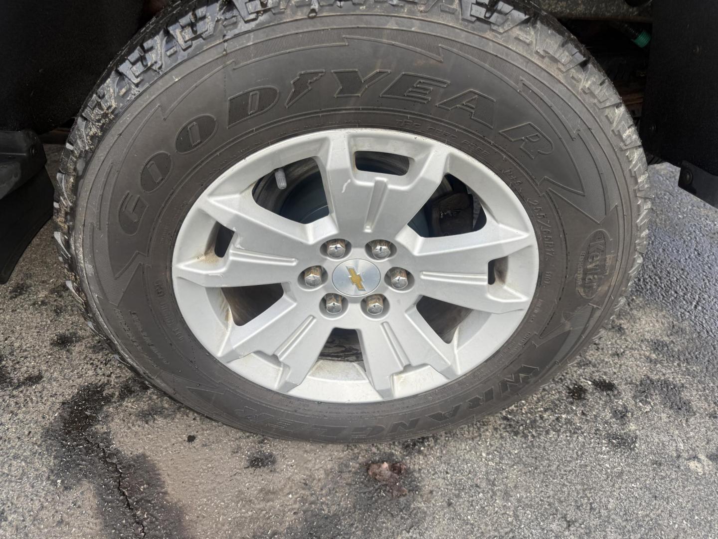 2015 Silver /Gray Chevrolet Colorado LT Crew Cab 4WD Short Box (1GCGTBE31F1) with an 3.6L V6 DOHC 24V GAS engine, Automatic transmission, located at 547 E. Main St., Orwell, OH, 44076, (440) 437-5893, 41.535435, -80.847855 - 2015 Chevrolet Colorado LT Crew Cab 4WD – Powerful Capability, Modern Comfort, and Impressive Efficiency Take on any challenge with confidence in this 2015 Chevrolet Colorado LT Crew Cab 4WD. Equipped with a robust 3.6L V6 engine and a smooth 6-speed automatic transmission, this Colorado delive - Photo#24