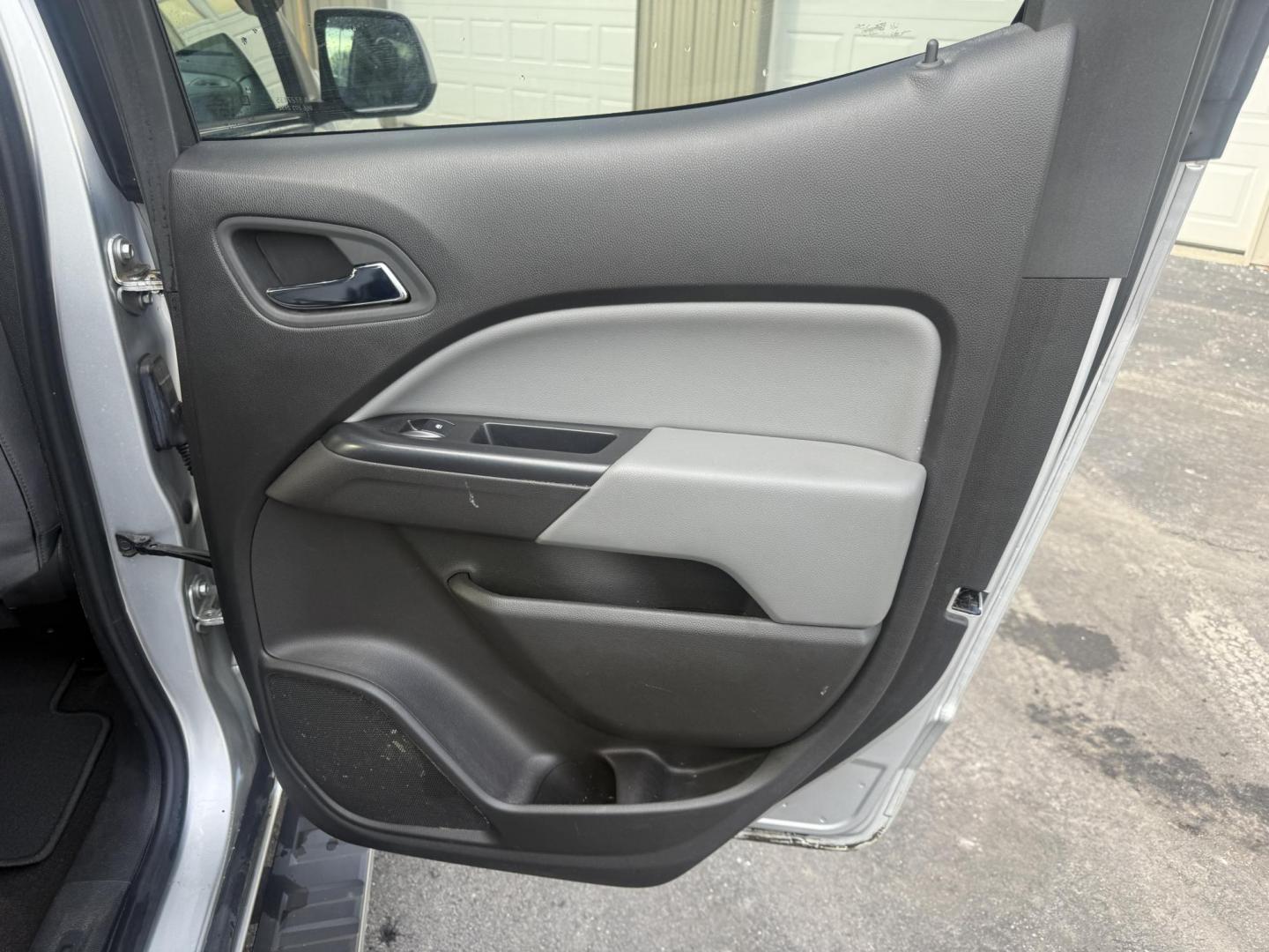 2015 Silver /Gray Chevrolet Colorado LT Crew Cab 4WD Short Box (1GCGTBE31F1) with an 3.6L V6 DOHC 24V GAS engine, Automatic transmission, located at 547 E. Main St., Orwell, OH, 44076, (440) 437-5893, 41.535435, -80.847855 - 2015 Chevrolet Colorado LT Crew Cab 4WD – Powerful Capability, Modern Comfort, and Impressive Efficiency Take on any challenge with confidence in this 2015 Chevrolet Colorado LT Crew Cab 4WD. Equipped with a robust 3.6L V6 engine and a smooth 6-speed automatic transmission, this Colorado delive - Photo#41