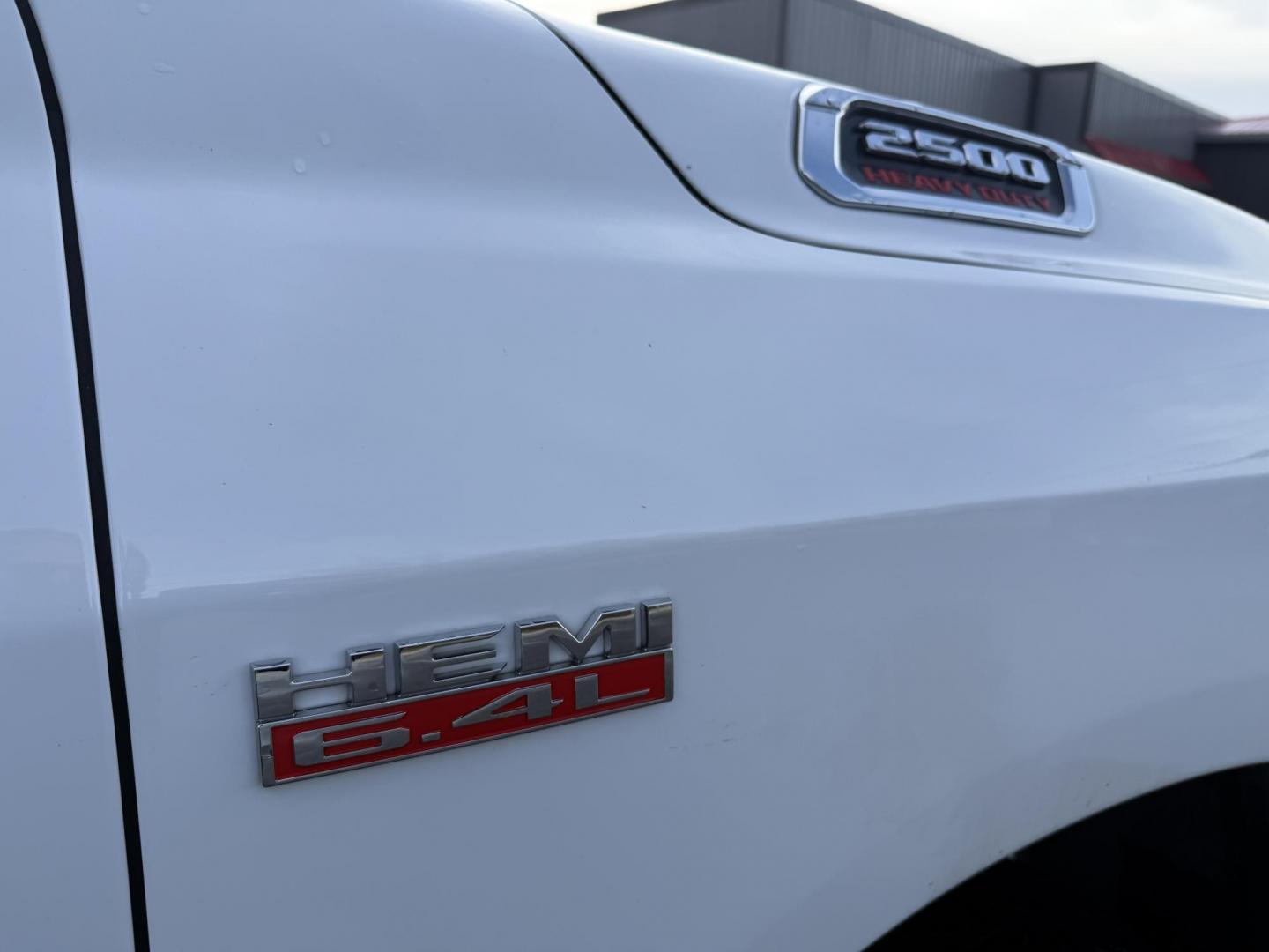 2022 White /Black RAM 2500 Tradesman Crew Cab SWB 4WD (3C6UR5CJ5NG) with an 6.4L V8 engine, Automatic transmission, located at 11115 Chardon Rd. , Chardon, OH, 44024, (440) 214-9705, 41.580246, -81.241943 - One Owner ---- 2022 Ram 2500 Tradesman Crew Cab 4WD – Heavy-Duty Power, Work-Ready Features, and Unmatched Capability Get the job done right with this 2022 Ram 2500 Tradesman Crew Cab 4WD. Under the hood, the mighty 6.4L HEMI V8 engine pairs with a smooth 8-speed automatic transmission and 3.73 - Photo#4