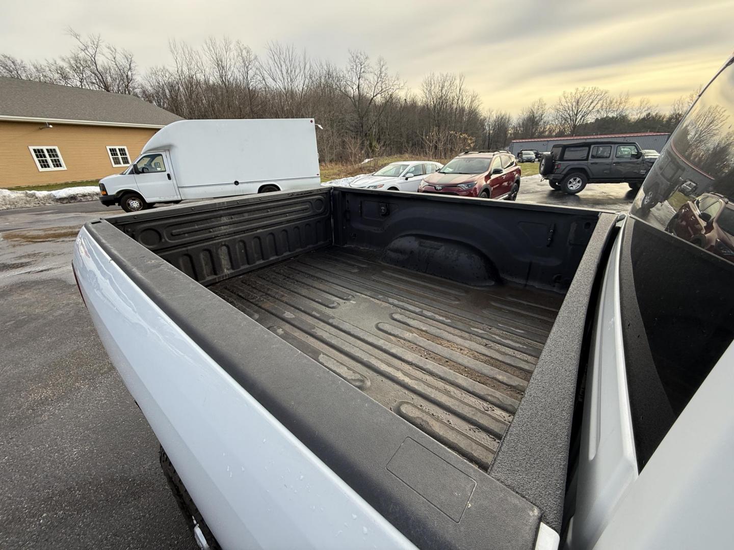 2022 White /Black RAM 2500 Tradesman Crew Cab SWB 4WD (3C6UR5CJ5NG) with an 6.4L V8 engine, Automatic transmission, located at 11115 Chardon Rd. , Chardon, OH, 44024, (440) 214-9705, 41.580246, -81.241943 - One Owner ---- 2022 Ram 2500 Tradesman Crew Cab 4WD – Heavy-Duty Power, Work-Ready Features, and Unmatched Capability Get the job done right with this 2022 Ram 2500 Tradesman Crew Cab 4WD. Under the hood, the mighty 6.4L HEMI V8 engine pairs with a smooth 8-speed automatic transmission and 3.73 - Photo#17