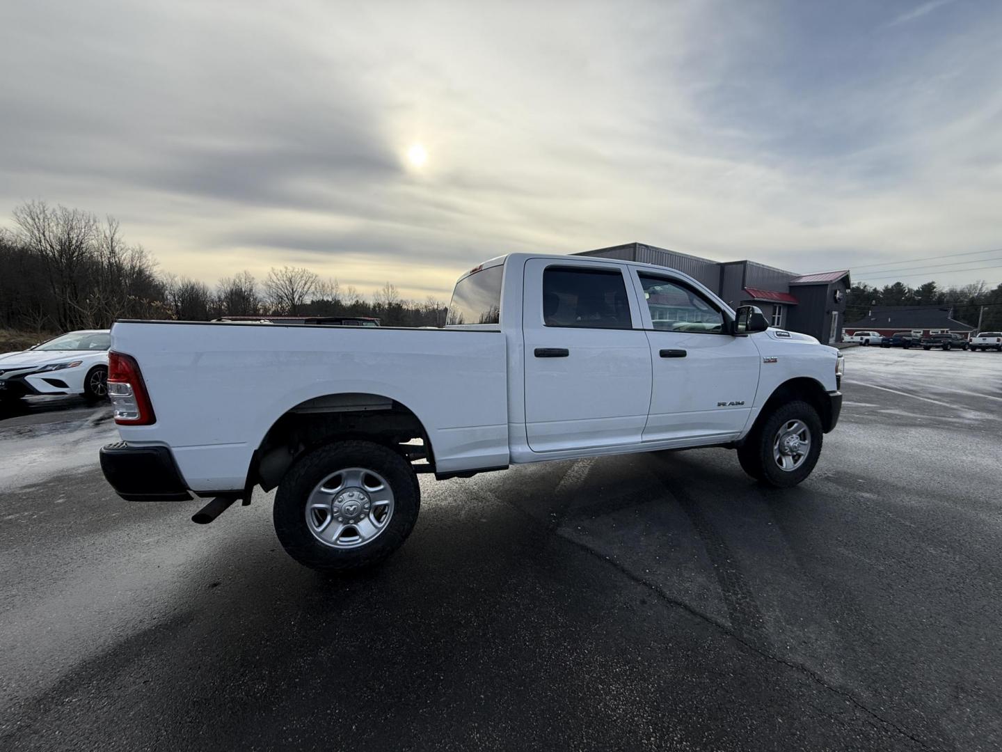 2022 White /Black RAM 2500 Tradesman Crew Cab SWB 4WD (3C6UR5CJ5NG) with an 6.4L V8 engine, Automatic transmission, located at 11115 Chardon Rd. , Chardon, OH, 44024, (440) 214-9705, 41.580246, -81.241943 - One Owner ---- 2022 Ram 2500 Tradesman Crew Cab 4WD – Heavy-Duty Power, Work-Ready Features, and Unmatched Capability Get the job done right with this 2022 Ram 2500 Tradesman Crew Cab 4WD. Under the hood, the mighty 6.4L HEMI V8 engine pairs with a smooth 8-speed automatic transmission and 3.73 - Photo#15