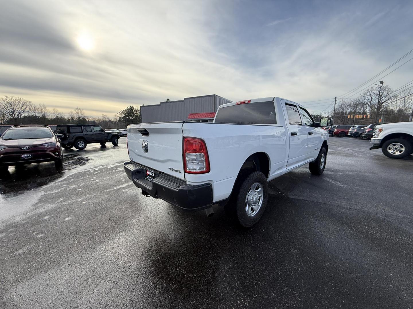 2022 White /Black RAM 2500 Tradesman Crew Cab SWB 4WD (3C6UR5CJ5NG) with an 6.4L V8 engine, Automatic transmission, located at 11115 Chardon Rd. , Chardon, OH, 44024, (440) 214-9705, 41.580246, -81.241943 - One Owner ---- 2022 Ram 2500 Tradesman Crew Cab 4WD – Heavy-Duty Power, Work-Ready Features, and Unmatched Capability Get the job done right with this 2022 Ram 2500 Tradesman Crew Cab 4WD. Under the hood, the mighty 6.4L HEMI V8 engine pairs with a smooth 8-speed automatic transmission and 3.73 - Photo#16