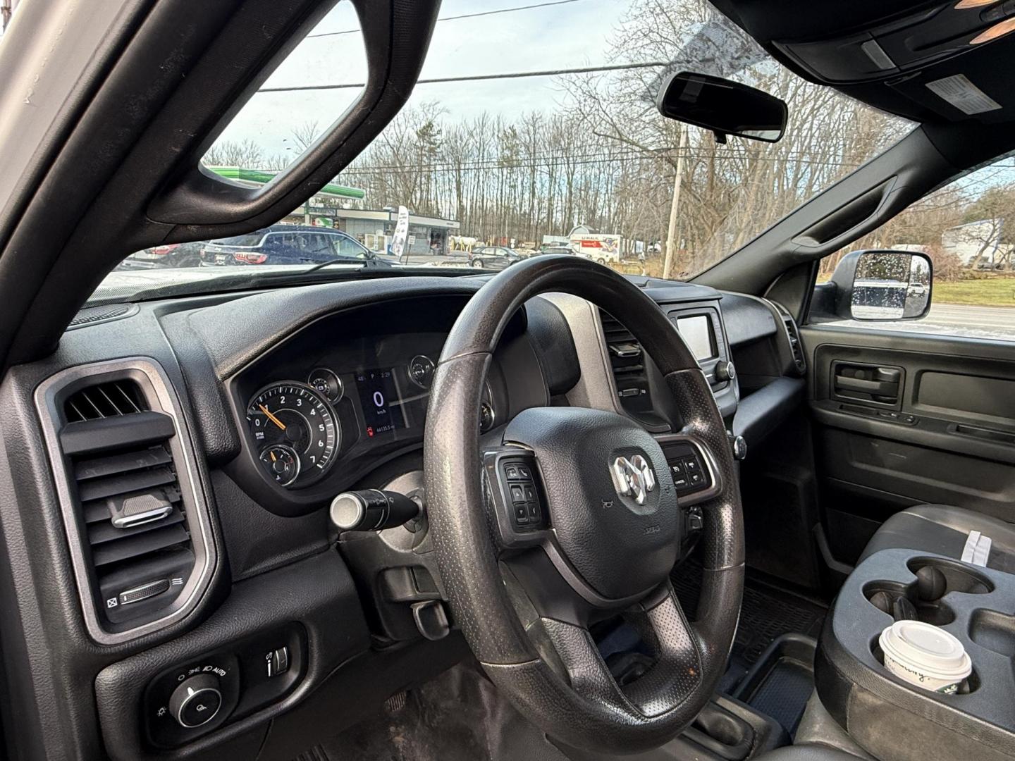 2022 White /Black RAM 2500 Tradesman Crew Cab SWB 4WD (3C6UR5CJ5NG) with an 6.4L V8 engine, Automatic transmission, located at 11115 Chardon Rd. , Chardon, OH, 44024, (440) 214-9705, 41.580246, -81.241943 - One Owner ---- 2022 Ram 2500 Tradesman Crew Cab 4WD – Heavy-Duty Power, Work-Ready Features, and Unmatched Capability Get the job done right with this 2022 Ram 2500 Tradesman Crew Cab 4WD. Under the hood, the mighty 6.4L HEMI V8 engine pairs with a smooth 8-speed automatic transmission and 3.73 - Photo#5