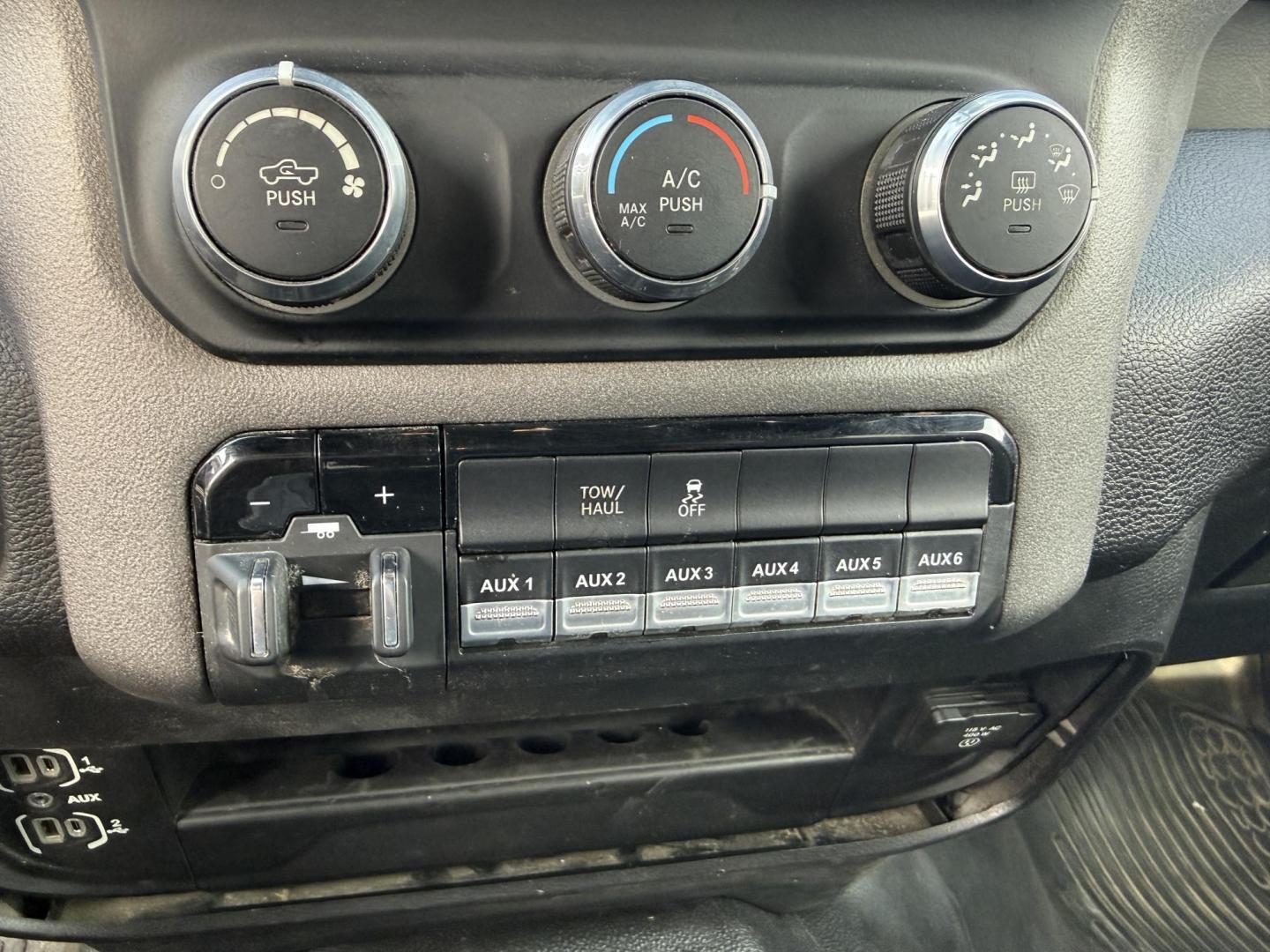 2022 White /Black RAM 2500 Tradesman Crew Cab SWB 4WD (3C6UR5CJ5NG) with an 6.4L V8 engine, Automatic transmission, located at 11115 Chardon Rd. , Chardon, OH, 44024, (440) 214-9705, 41.580246, -81.241943 - One Owner ---- 2022 Ram 2500 Tradesman Crew Cab 4WD – Heavy-Duty Power, Work-Ready Features, and Unmatched Capability Get the job done right with this 2022 Ram 2500 Tradesman Crew Cab 4WD. Under the hood, the mighty 6.4L HEMI V8 engine pairs with a smooth 8-speed automatic transmission and 3.73 - Photo#11