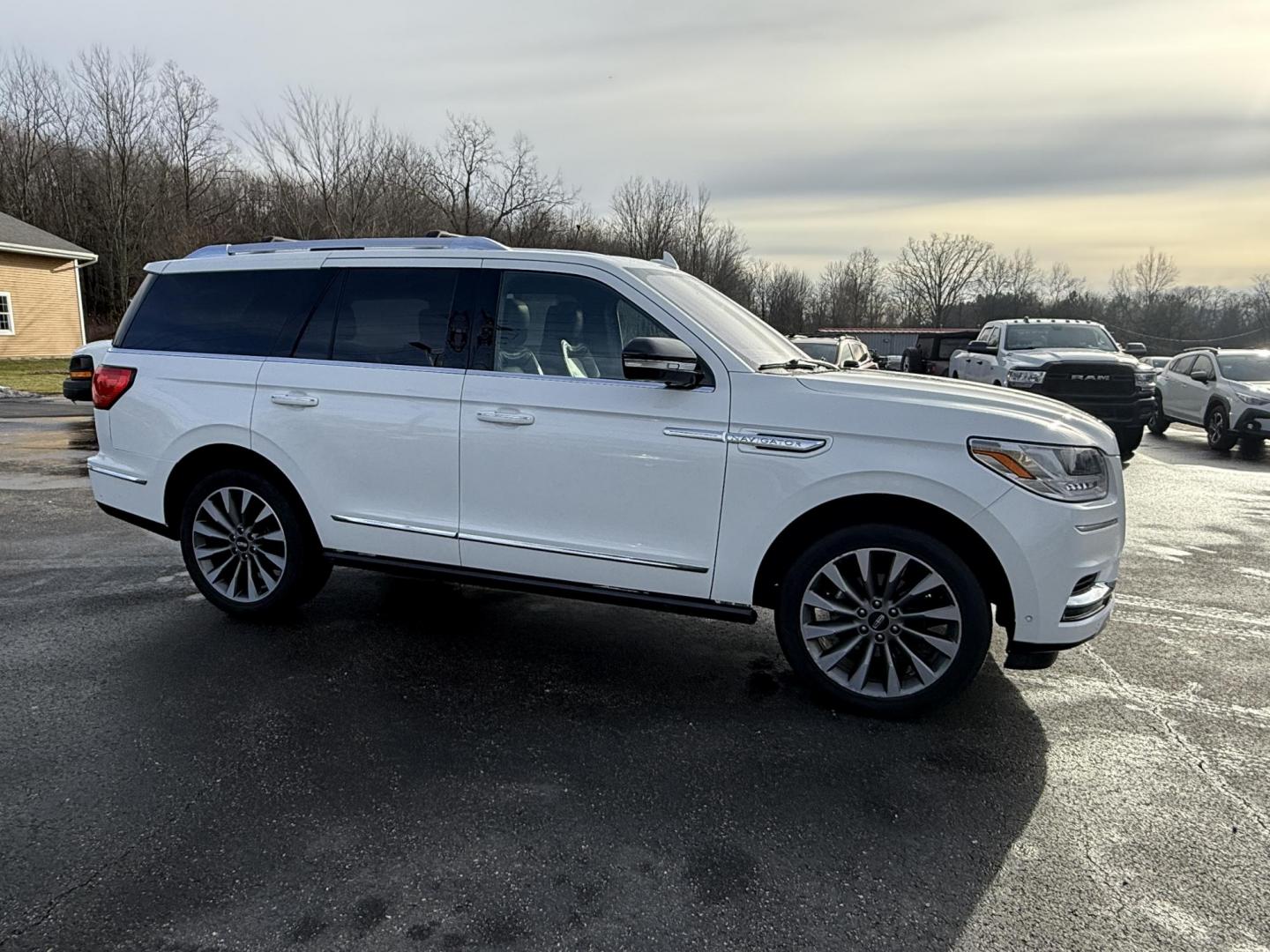 2020 White /Black Lincoln Navigator Reserve 4WD (5LMJJ2LT6LE) with an 3.5L V6 DOHC 24V TWIN TURBO engine, Automatic transmission, located at 11115 Chardon Rd. , Chardon, OH, 44024, (440) 214-9705, 41.580246, -81.241943 - 2020 Lincoln Navigator Reserve 4WD – Unrivaled Luxury, Twin-Turbo Power, and Advanced Technology Experience the ultimate in luxury and capability with this 2020 Lincoln Navigator Reserve 4WD. Beneath the hood, a 3.5L Twin Turbo High Output EcoBoost V6 engine delivers an exhilarating 450 horsepo - Photo#3