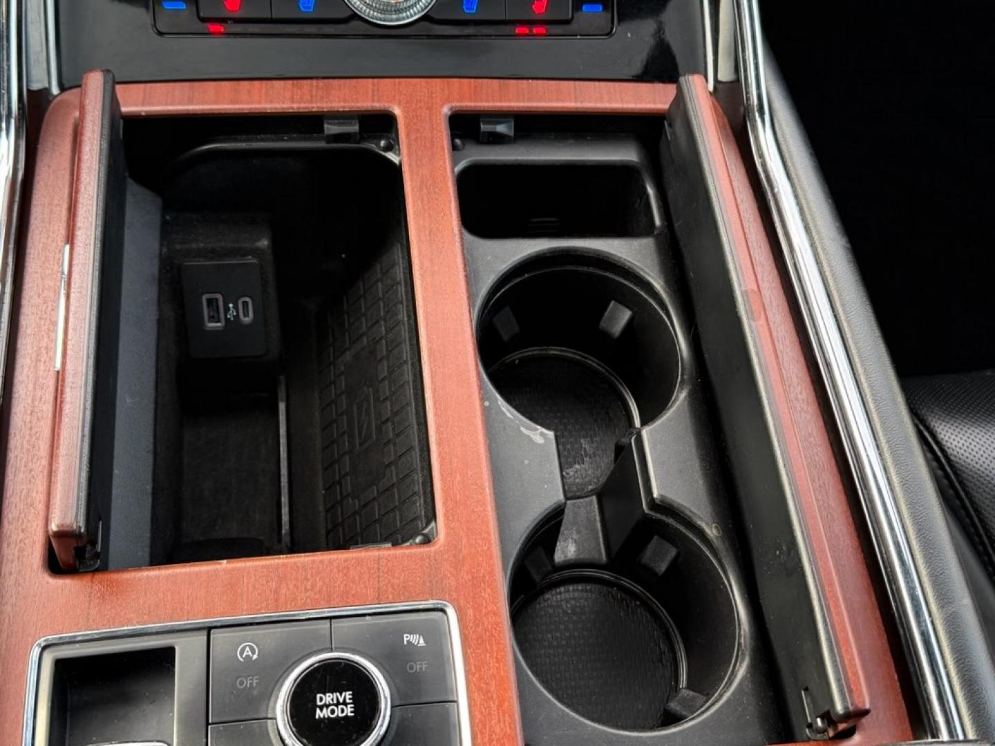 2020 White /Black Lincoln Navigator Reserve 4WD (5LMJJ2LT6LE) with an 3.5L V6 DOHC 24V TWIN TURBO engine, Automatic transmission, located at 11115 Chardon Rd. , Chardon, OH, 44024, (440) 214-9705, 41.580246, -81.241943 - 2020 Lincoln Navigator Reserve 4WD – Unrivaled Luxury, Twin-Turbo Power, and Advanced Technology Experience the ultimate in luxury and capability with this 2020 Lincoln Navigator Reserve 4WD. Beneath the hood, a 3.5L Twin Turbo High Output EcoBoost V6 engine delivers an exhilarating 450 horsepo - Photo#14