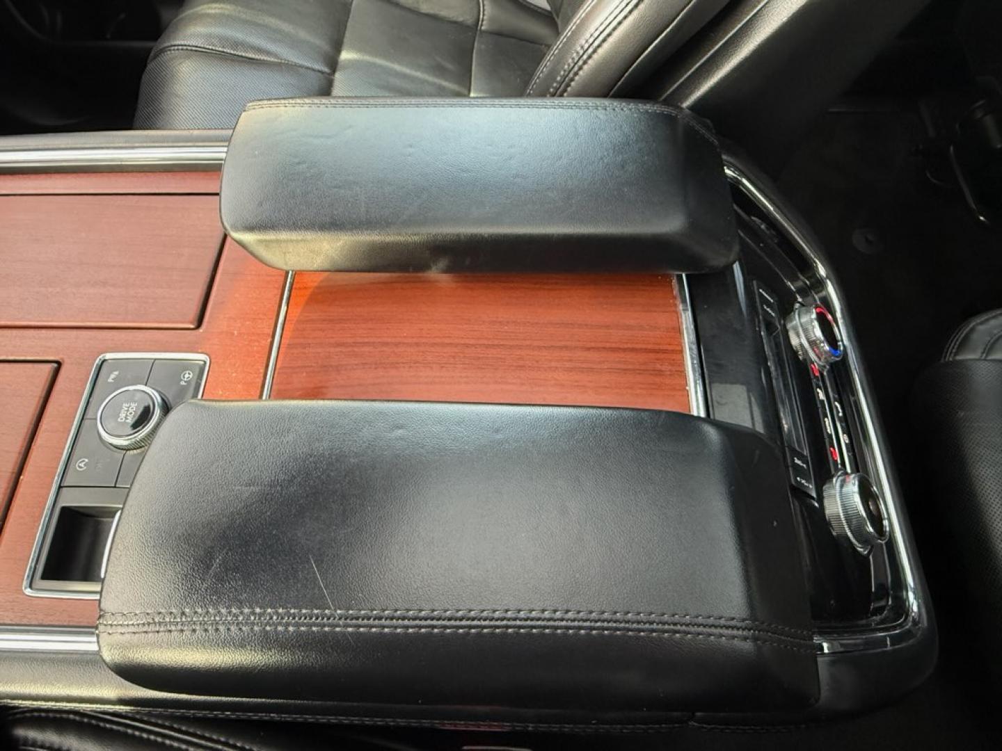 2020 White /Black Lincoln Navigator Reserve 4WD (5LMJJ2LT6LE) with an 3.5L V6 DOHC 24V TWIN TURBO engine, Automatic transmission, located at 11115 Chardon Rd. , Chardon, OH, 44024, (440) 214-9705, 41.580246, -81.241943 - 2020 Lincoln Navigator Reserve 4WD – Unrivaled Luxury, Twin-Turbo Power, and Advanced Technology Experience the ultimate in luxury and capability with this 2020 Lincoln Navigator Reserve 4WD. Beneath the hood, a 3.5L Twin Turbo High Output EcoBoost V6 engine delivers an exhilarating 450 horsepo - Photo#16