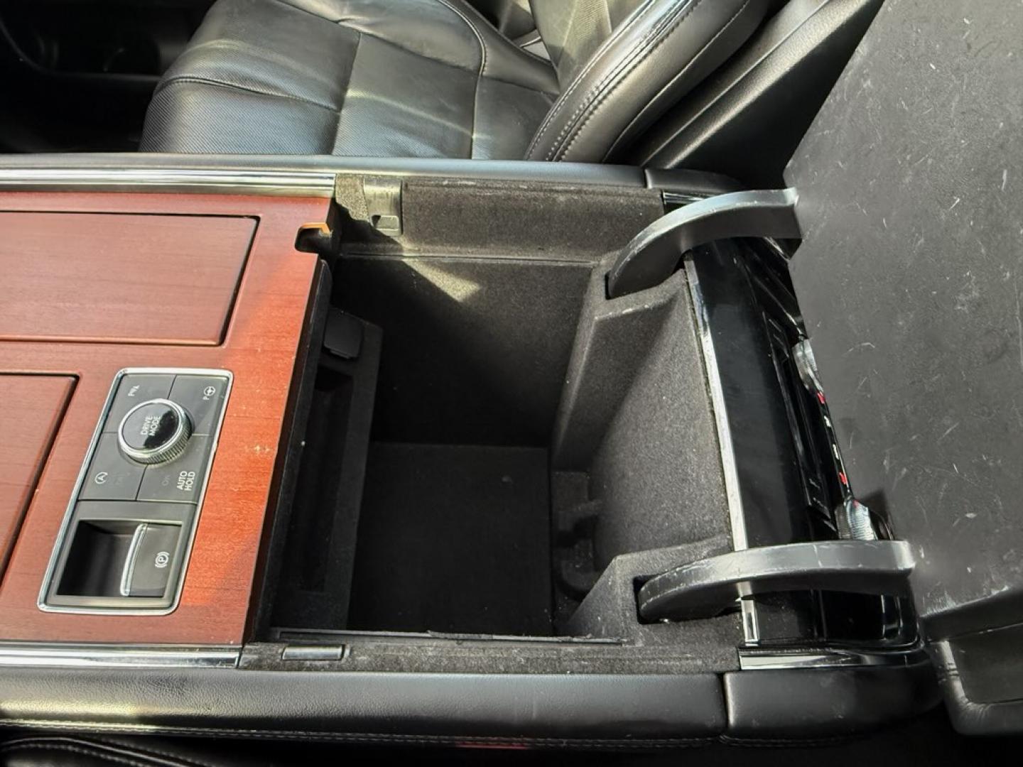 2020 White /Black Lincoln Navigator Reserve 4WD (5LMJJ2LT6LE) with an 3.5L V6 DOHC 24V TWIN TURBO engine, Automatic transmission, located at 11115 Chardon Rd. , Chardon, OH, 44024, (440) 214-9705, 41.580246, -81.241943 - 2020 Lincoln Navigator Reserve 4WD – Unrivaled Luxury, Twin-Turbo Power, and Advanced Technology Experience the ultimate in luxury and capability with this 2020 Lincoln Navigator Reserve 4WD. Beneath the hood, a 3.5L Twin Turbo High Output EcoBoost V6 engine delivers an exhilarating 450 horsepo - Photo#17