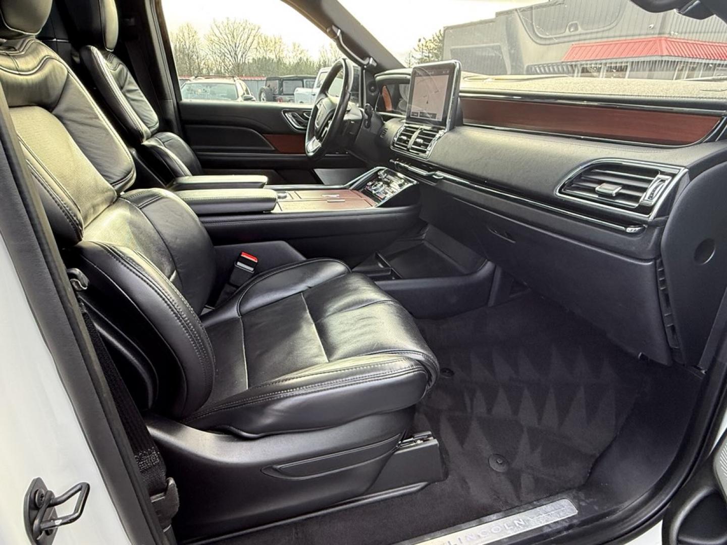 2020 White /Black Lincoln Navigator Reserve 4WD (5LMJJ2LT6LE) with an 3.5L V6 DOHC 24V TWIN TURBO engine, Automatic transmission, located at 11115 Chardon Rd. , Chardon, OH, 44024, (440) 214-9705, 41.580246, -81.241943 - 2020 Lincoln Navigator Reserve 4WD – Unrivaled Luxury, Twin-Turbo Power, and Advanced Technology Experience the ultimate in luxury and capability with this 2020 Lincoln Navigator Reserve 4WD. Beneath the hood, a 3.5L Twin Turbo High Output EcoBoost V6 engine delivers an exhilarating 450 horsepo - Photo#27