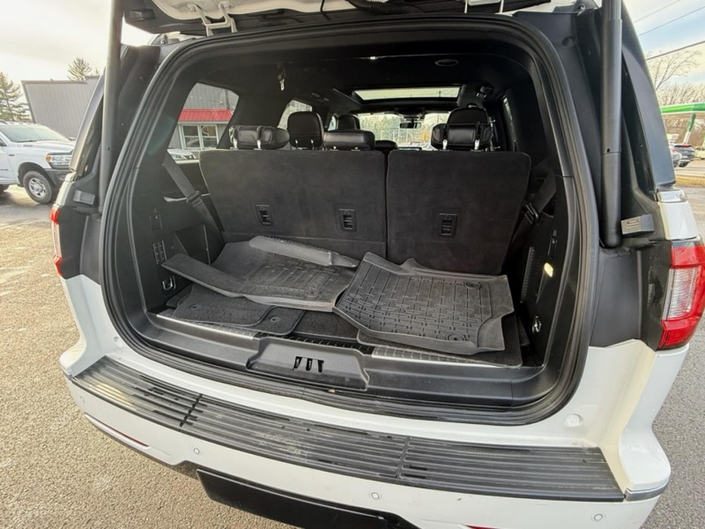 2020 White /Black Lincoln Navigator Reserve 4WD (5LMJJ2LT6LE) with an 3.5L V6 DOHC 24V TWIN TURBO engine, Automatic transmission, located at 11115 Chardon Rd. , Chardon, OH, 44024, (440) 214-9705, 41.580246, -81.241943 - 2020 Lincoln Navigator Reserve 4WD – Unrivaled Luxury, Twin-Turbo Power, and Advanced Technology Experience the ultimate in luxury and capability with this 2020 Lincoln Navigator Reserve 4WD. Beneath the hood, a 3.5L Twin Turbo High Output EcoBoost V6 engine delivers an exhilarating 450 horsepo - Photo#30