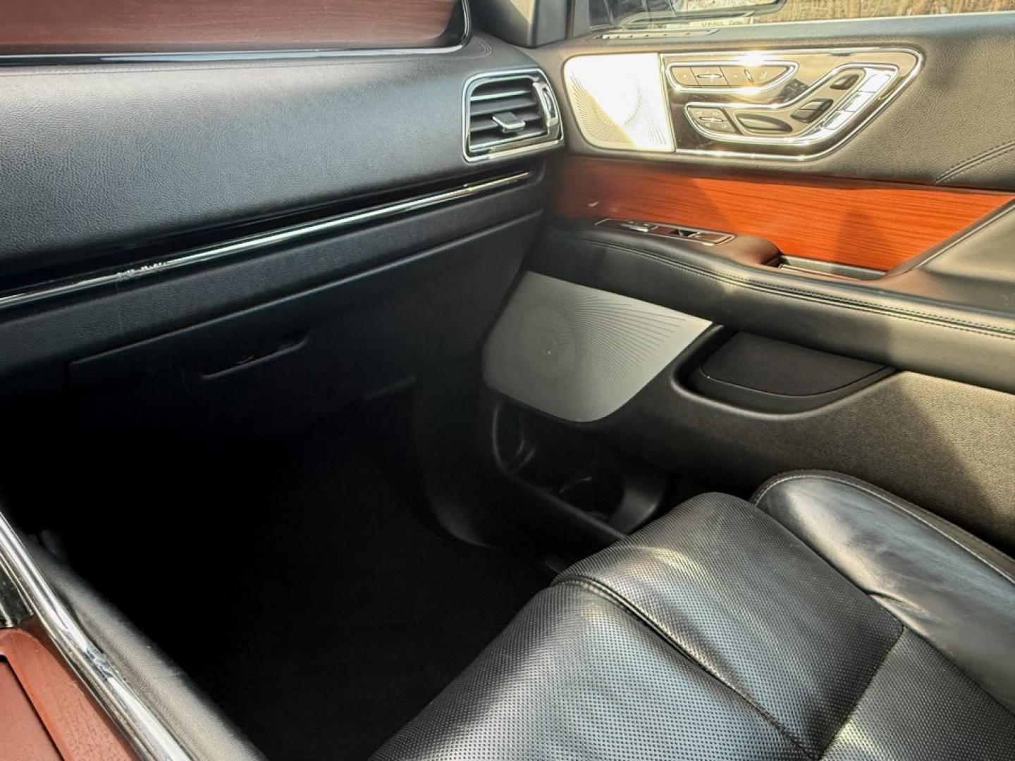 2020 White /Black Lincoln Navigator Reserve 4WD (5LMJJ2LT6LE) with an 3.5L V6 DOHC 24V TWIN TURBO engine, Automatic transmission, located at 11115 Chardon Rd. , Chardon, OH, 44024, (440) 214-9705, 41.580246, -81.241943 - 2020 Lincoln Navigator Reserve 4WD – Unrivaled Luxury, Twin-Turbo Power, and Advanced Technology Experience the ultimate in luxury and capability with this 2020 Lincoln Navigator Reserve 4WD. Beneath the hood, a 3.5L Twin Turbo High Output EcoBoost V6 engine delivers an exhilarating 450 horsepo - Photo#33