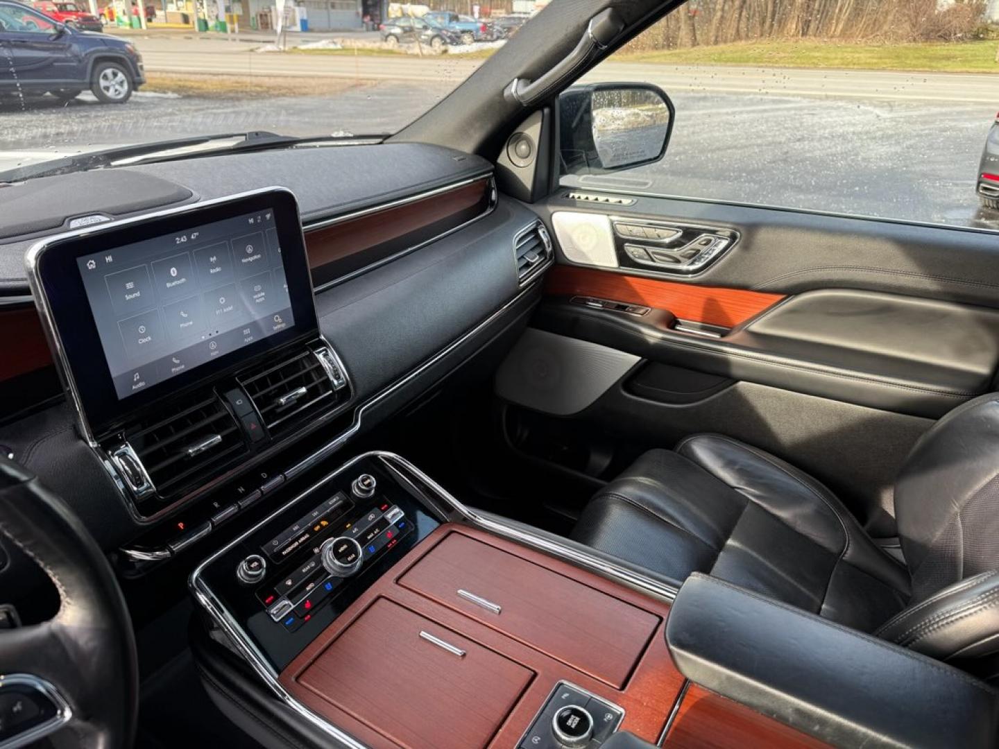 2020 White /Black Lincoln Navigator Reserve 4WD (5LMJJ2LT6LE) with an 3.5L V6 DOHC 24V TWIN TURBO engine, Automatic transmission, located at 11115 Chardon Rd. , Chardon, OH, 44024, (440) 214-9705, 41.580246, -81.241943 - 2020 Lincoln Navigator Reserve 4WD – Unrivaled Luxury, Twin-Turbo Power, and Advanced Technology Experience the ultimate in luxury and capability with this 2020 Lincoln Navigator Reserve 4WD. Beneath the hood, a 3.5L Twin Turbo High Output EcoBoost V6 engine delivers an exhilarating 450 horsepo - Photo#18