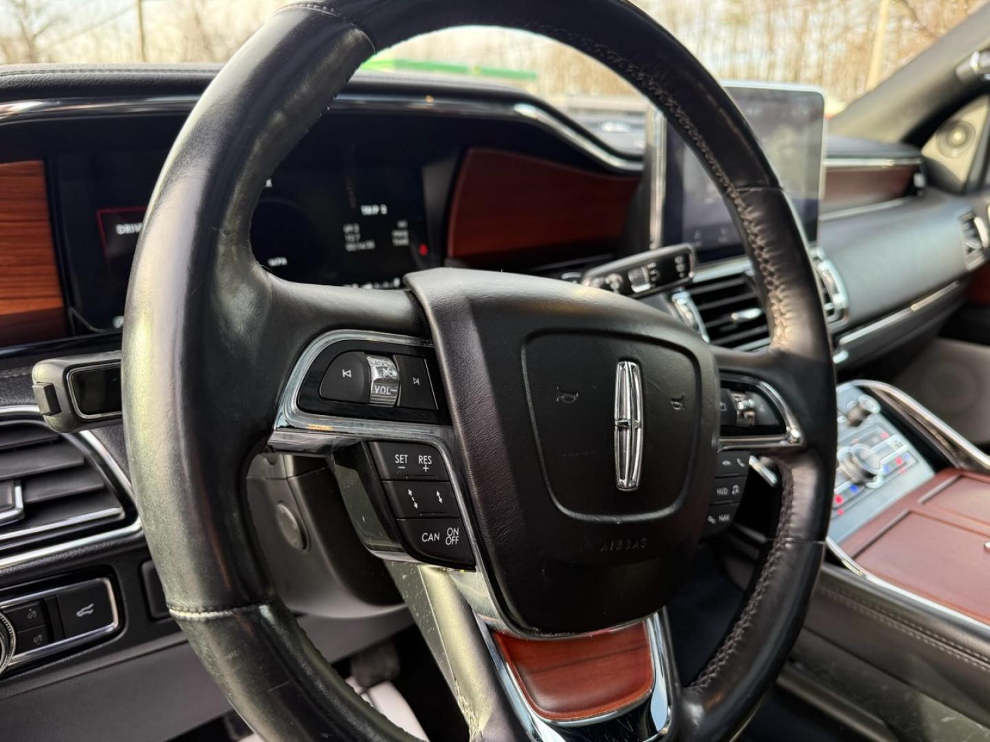 2020 White /Black Lincoln Navigator Reserve 4WD (5LMJJ2LT6LE) with an 3.5L V6 DOHC 24V TWIN TURBO engine, Automatic transmission, located at 11115 Chardon Rd. , Chardon, OH, 44024, (440) 214-9705, 41.580246, -81.241943 - 2020 Lincoln Navigator Reserve 4WD – Unrivaled Luxury, Twin-Turbo Power, and Advanced Technology Experience the ultimate in luxury and capability with this 2020 Lincoln Navigator Reserve 4WD. Beneath the hood, a 3.5L Twin Turbo High Output EcoBoost V6 engine delivers an exhilarating 450 horsepo - Photo#11