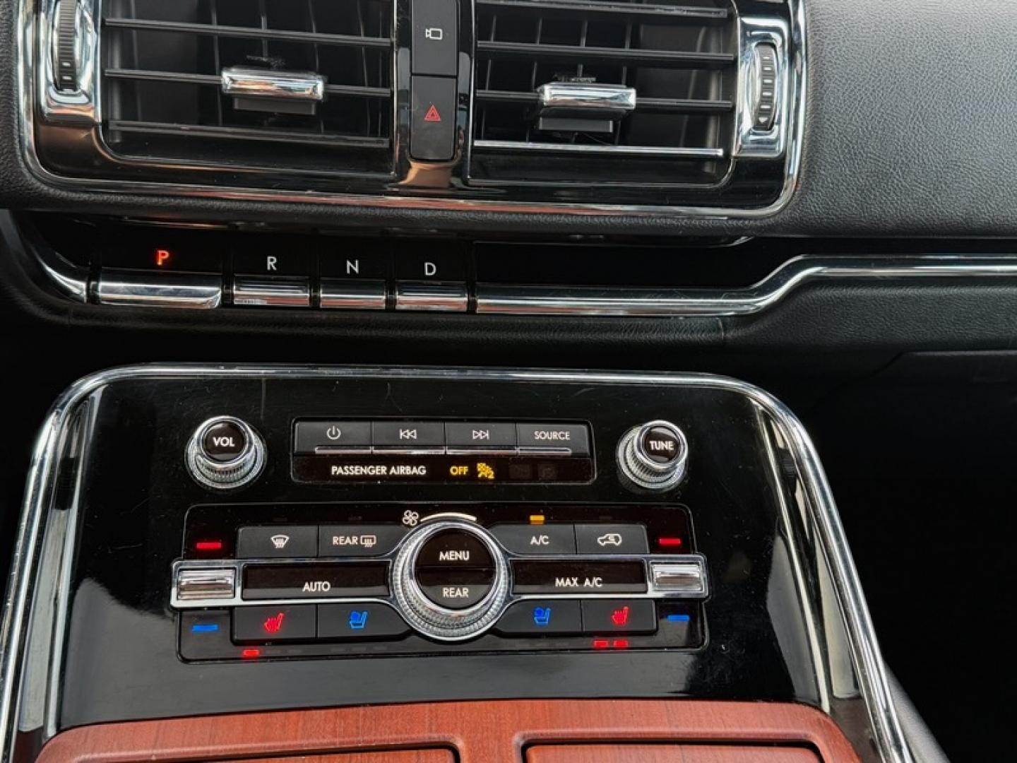 2020 White /Black Lincoln Navigator Reserve 4WD (5LMJJ2LT6LE) with an 3.5L V6 DOHC 24V TWIN TURBO engine, Automatic transmission, located at 11115 Chardon Rd. , Chardon, OH, 44024, (440) 214-9705, 41.580246, -81.241943 - 2020 Lincoln Navigator Reserve 4WD – Unrivaled Luxury, Twin-Turbo Power, and Advanced Technology Experience the ultimate in luxury and capability with this 2020 Lincoln Navigator Reserve 4WD. Beneath the hood, a 3.5L Twin Turbo High Output EcoBoost V6 engine delivers an exhilarating 450 horsepo - Photo#19