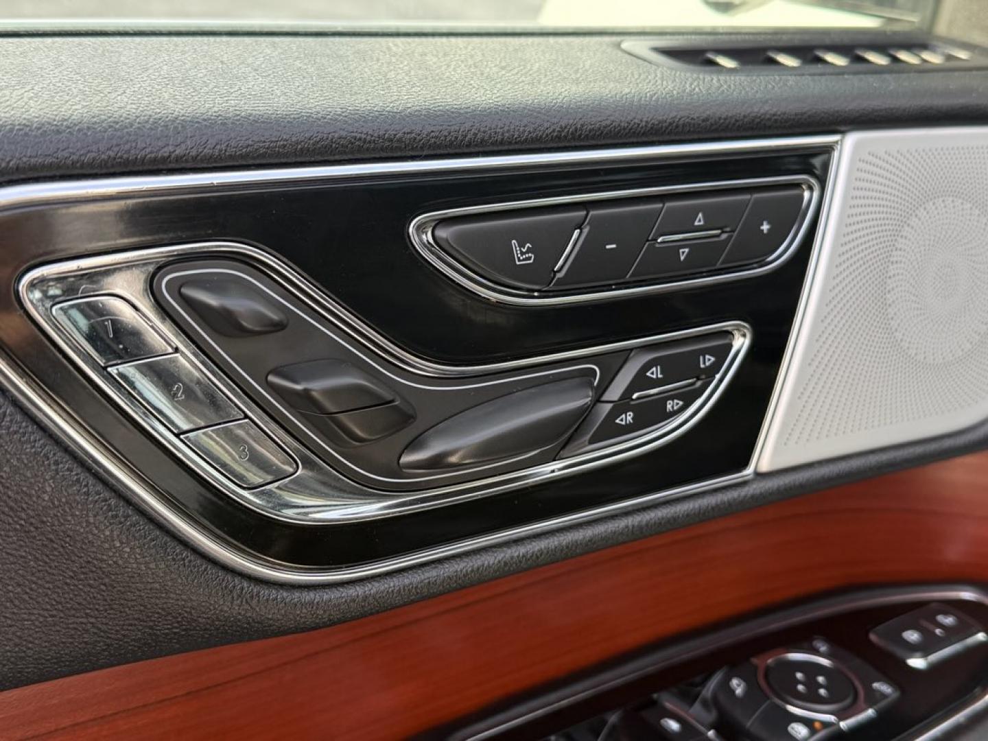 2020 White /Black Lincoln Navigator Reserve 4WD (5LMJJ2LT6LE) with an 3.5L V6 DOHC 24V TWIN TURBO engine, Automatic transmission, located at 11115 Chardon Rd. , Chardon, OH, 44024, (440) 214-9705, 41.580246, -81.241943 - 2020 Lincoln Navigator Reserve 4WD – Unrivaled Luxury, Twin-Turbo Power, and Advanced Technology Experience the ultimate in luxury and capability with this 2020 Lincoln Navigator Reserve 4WD. Beneath the hood, a 3.5L Twin Turbo High Output EcoBoost V6 engine delivers an exhilarating 450 horsepo - Photo#20