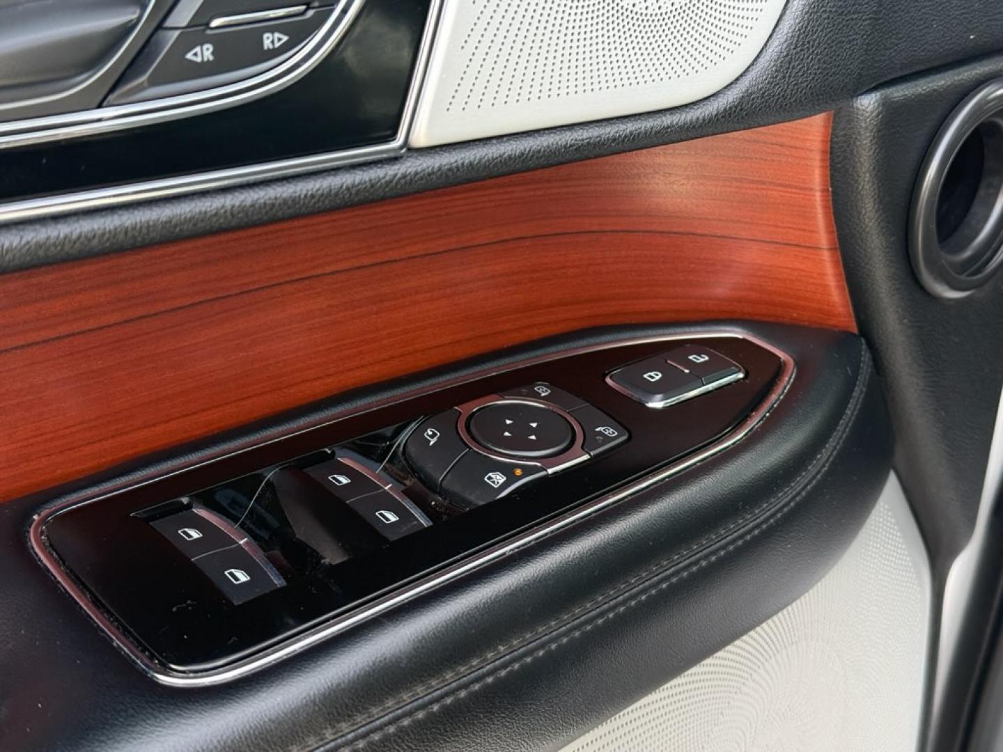 2020 White /Black Lincoln Navigator Reserve 4WD (5LMJJ2LT6LE) with an 3.5L V6 DOHC 24V TWIN TURBO engine, Automatic transmission, located at 11115 Chardon Rd. , Chardon, OH, 44024, (440) 214-9705, 41.580246, -81.241943 - 2020 Lincoln Navigator Reserve 4WD – Unrivaled Luxury, Twin-Turbo Power, and Advanced Technology Experience the ultimate in luxury and capability with this 2020 Lincoln Navigator Reserve 4WD. Beneath the hood, a 3.5L Twin Turbo High Output EcoBoost V6 engine delivers an exhilarating 450 horsepo - Photo#24