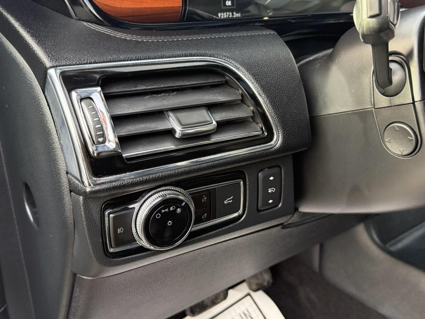 2020 White /Black Lincoln Navigator Reserve 4WD (5LMJJ2LT6LE) with an 3.5L V6 DOHC 24V TWIN TURBO engine, Automatic transmission, located at 11115 Chardon Rd. , Chardon, OH, 44024, (440) 214-9705, 41.580246, -81.241943 - 2020 Lincoln Navigator Reserve 4WD – Unrivaled Luxury, Twin-Turbo Power, and Advanced Technology Experience the ultimate in luxury and capability with this 2020 Lincoln Navigator Reserve 4WD. Beneath the hood, a 3.5L Twin Turbo High Output EcoBoost V6 engine delivers an exhilarating 450 horsepo - Photo#23