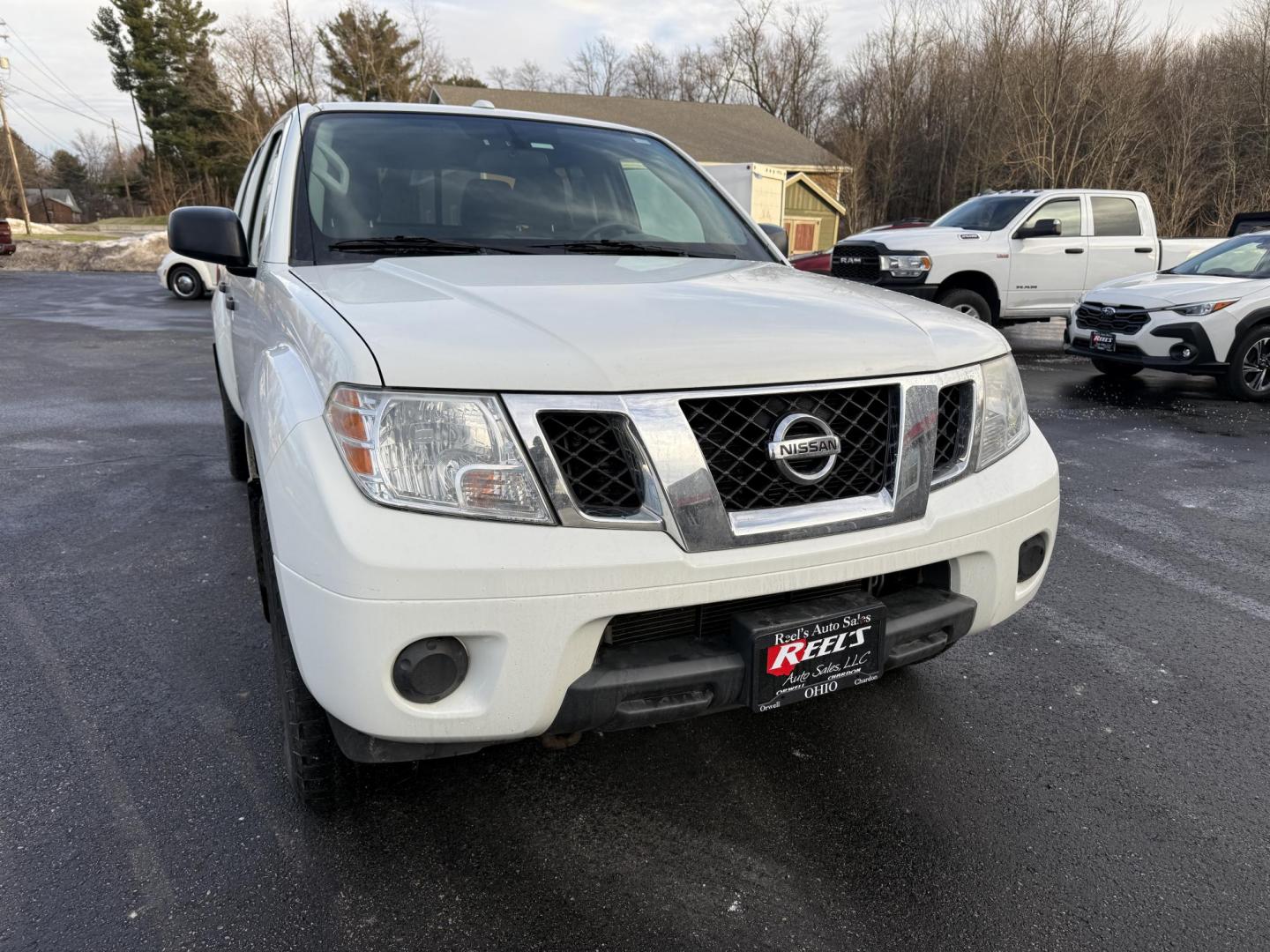2017 White /Gray Nissan Frontier SV Crew Cab 5AT 4WD (1N6AD0EV5HN) with an 4.0L V6 DOHC 24V engine, Automatic transmission, located at 11115 Chardon Rd. , Chardon, OH, 44024, (440) 214-9705, 41.580246, -81.241943 - 2017 Nissan Frontier SV Crew Cab 4WD – Rugged Capability, Modern Convenience, and Proven Reliability Take on any road or job with confidence in this 2017 Nissan Frontier SV Crew Cab 4WD. Powered by a robust 4.0L V6 engine and a smooth 5-speed automatic transmission, this truck delivers the musc - Photo#1