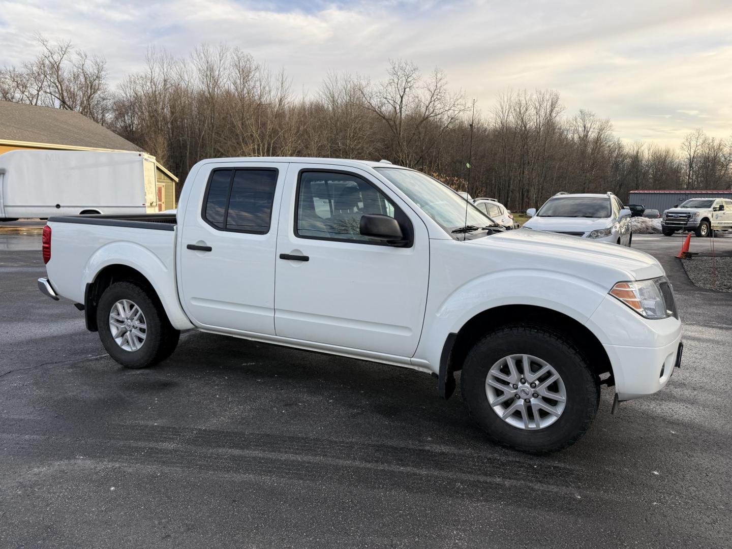 2017 White /Gray Nissan Frontier SV Crew Cab 5AT 4WD (1N6AD0EV5HN) with an 4.0L V6 DOHC 24V engine, Automatic transmission, located at 11115 Chardon Rd. , Chardon, OH, 44024, (440) 214-9705, 41.580246, -81.241943 - 2017 Nissan Frontier SV Crew Cab 4WD – Rugged Capability, Modern Convenience, and Proven Reliability Take on any road or job with confidence in this 2017 Nissan Frontier SV Crew Cab 4WD. Powered by a robust 4.0L V6 engine and a smooth 5-speed automatic transmission, this truck delivers the musc - Photo#11