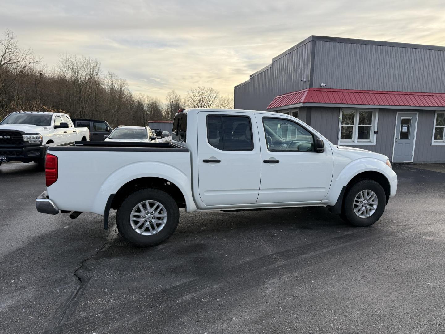 2017 White /Gray Nissan Frontier SV Crew Cab 5AT 4WD (1N6AD0EV5HN) with an 4.0L V6 DOHC 24V engine, Automatic transmission, located at 11115 Chardon Rd. , Chardon, OH, 44024, (440) 214-9705, 41.580246, -81.241943 - 2017 Nissan Frontier SV Crew Cab 4WD – Rugged Capability, Modern Convenience, and Proven Reliability Take on any road or job with confidence in this 2017 Nissan Frontier SV Crew Cab 4WD. Powered by a robust 4.0L V6 engine and a smooth 5-speed automatic transmission, this truck delivers the musc - Photo#12