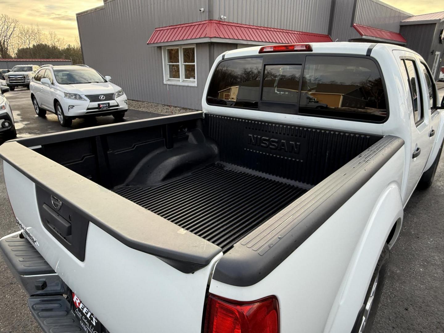 2017 White /Gray Nissan Frontier SV Crew Cab 5AT 4WD (1N6AD0EV5HN) with an 4.0L V6 DOHC 24V engine, Automatic transmission, located at 11115 Chardon Rd. , Chardon, OH, 44024, (440) 214-9705, 41.580246, -81.241943 - 2017 Nissan Frontier SV Crew Cab 4WD – Rugged Capability, Modern Convenience, and Proven Reliability Take on any road or job with confidence in this 2017 Nissan Frontier SV Crew Cab 4WD. Powered by a robust 4.0L V6 engine and a smooth 5-speed automatic transmission, this truck delivers the musc - Photo#16