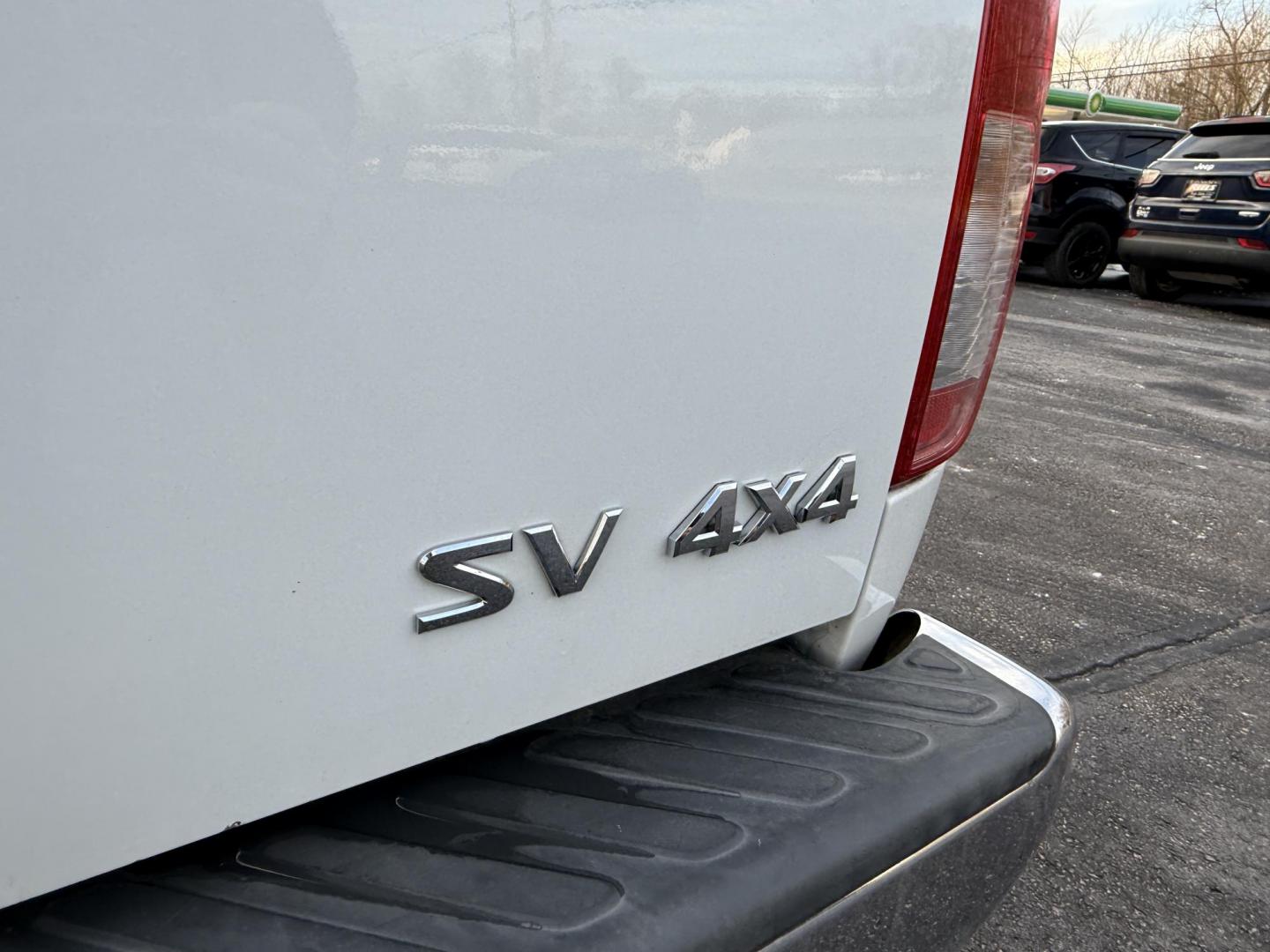 2017 White /Gray Nissan Frontier SV Crew Cab 5AT 4WD (1N6AD0EV5HN) with an 4.0L V6 DOHC 24V engine, Automatic transmission, located at 11115 Chardon Rd. , Chardon, OH, 44024, (440) 214-9705, 41.580246, -81.241943 - 2017 Nissan Frontier SV Crew Cab 4WD – Rugged Capability, Modern Convenience, and Proven Reliability Take on any road or job with confidence in this 2017 Nissan Frontier SV Crew Cab 4WD. Powered by a robust 4.0L V6 engine and a smooth 5-speed automatic transmission, this truck delivers the musc - Photo#18