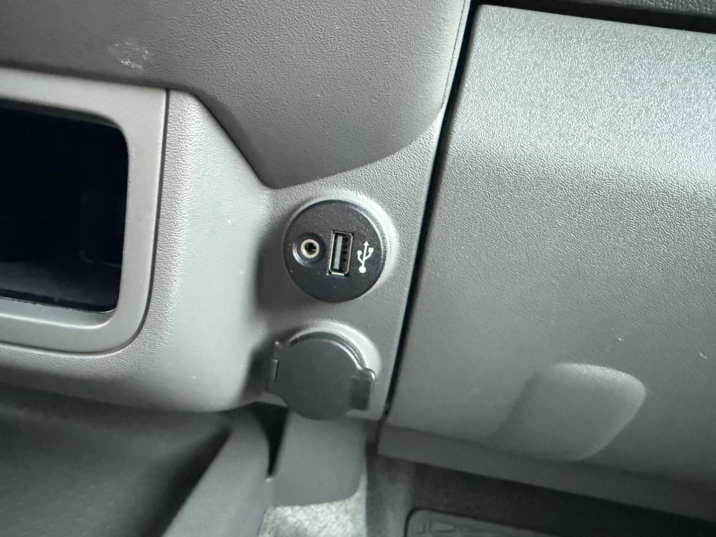 2017 White /Gray Nissan Frontier SV Crew Cab 5AT 4WD (1N6AD0EV5HN) with an 4.0L V6 DOHC 24V engine, Automatic transmission, located at 11115 Chardon Rd. , Chardon, OH, 44024, (440) 214-9705, 41.580246, -81.241943 - 2017 Nissan Frontier SV Crew Cab 4WD – Rugged Capability, Modern Convenience, and Proven Reliability Take on any road or job with confidence in this 2017 Nissan Frontier SV Crew Cab 4WD. Powered by a robust 4.0L V6 engine and a smooth 5-speed automatic transmission, this truck delivers the musc - Photo#7