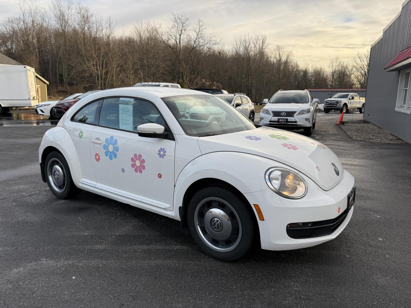 2012 White /Black Volkswagen New Beetle 2.5L (3VWJP7AT9CM) with an 2.5L I5 DOHC 20V engine, Automatic transmission, located at 11115 Chardon Rd. , Chardon, OH, 44024, (440) 214-9705, 41.580246, -81.241943 - 2012 Volkswagen Beetle – Iconic Style, Modern Comfort, and Standout Personality Drive home in classic style with this 2012 Volkswagen Beetle! Powered by a reliable 2.5L I5 engine and a smooth 6-speed automatic transmission, this Beetle blends timeless charm with everyday practicality. The eye-c - Photo#4