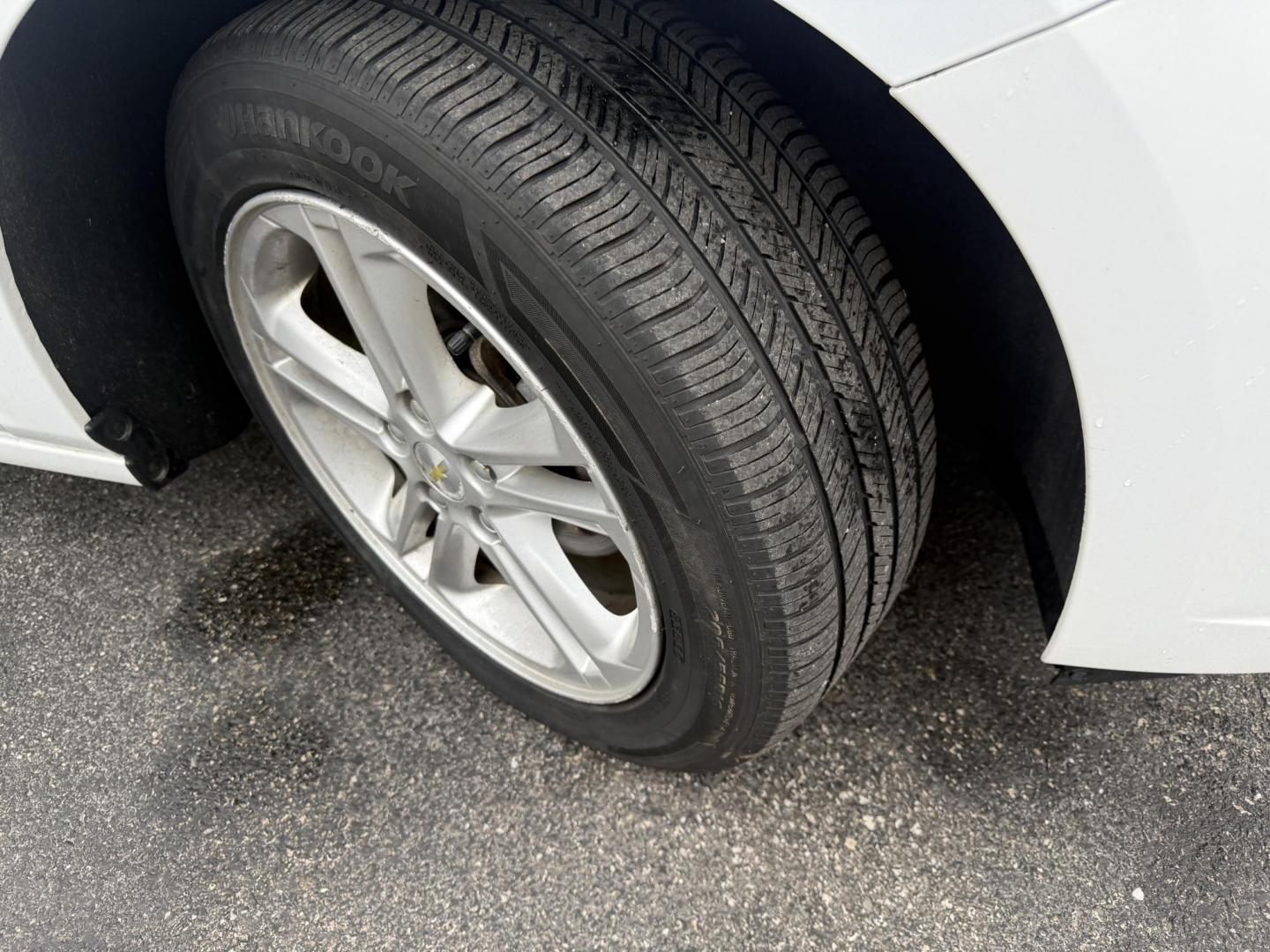 2017 White /Black Chevrolet Cruze LT Auto (1G1BE5SM7H7) with an 1.4L I4 DOHC 16V TURBO engine, Automatic transmission, located at 11115 Chardon Rd. , Chardon, OH, 44024, (440) 214-9705, 41.580246, -81.241943 - 2017 Chevrolet Cruze LT – Exceptional Fuel Economy, Modern Features, and Comfortable Driving Experience efficient and stylish driving with this 2017 Chevrolet Cruze LT. Powered by a spirited 1.4L turbocharged EcoTec engine paired with a smooth 6-speed automatic transmission, this sedan provides - Photo#4